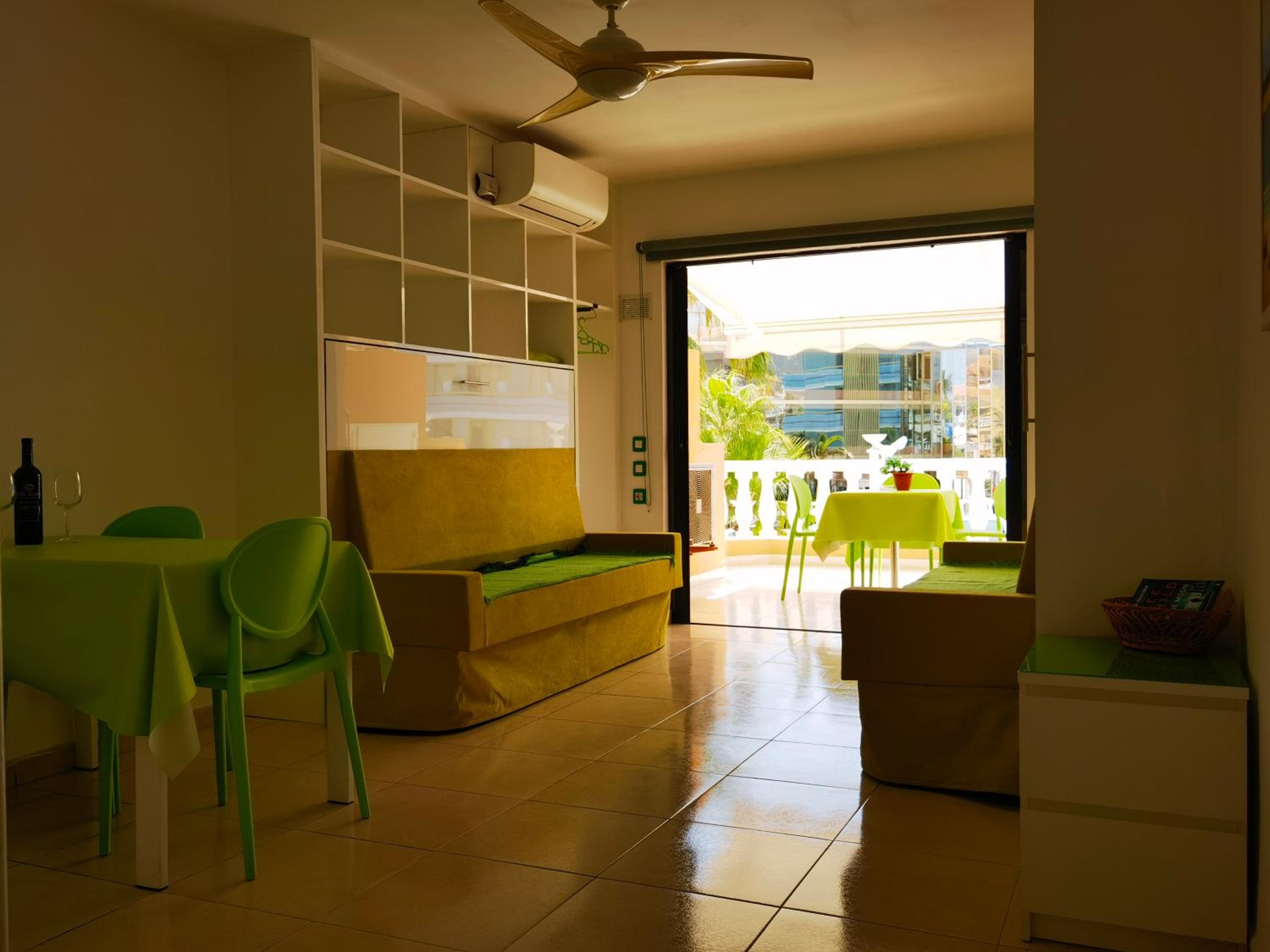 Apartamento con Terraza y Vista Lateral al Mar