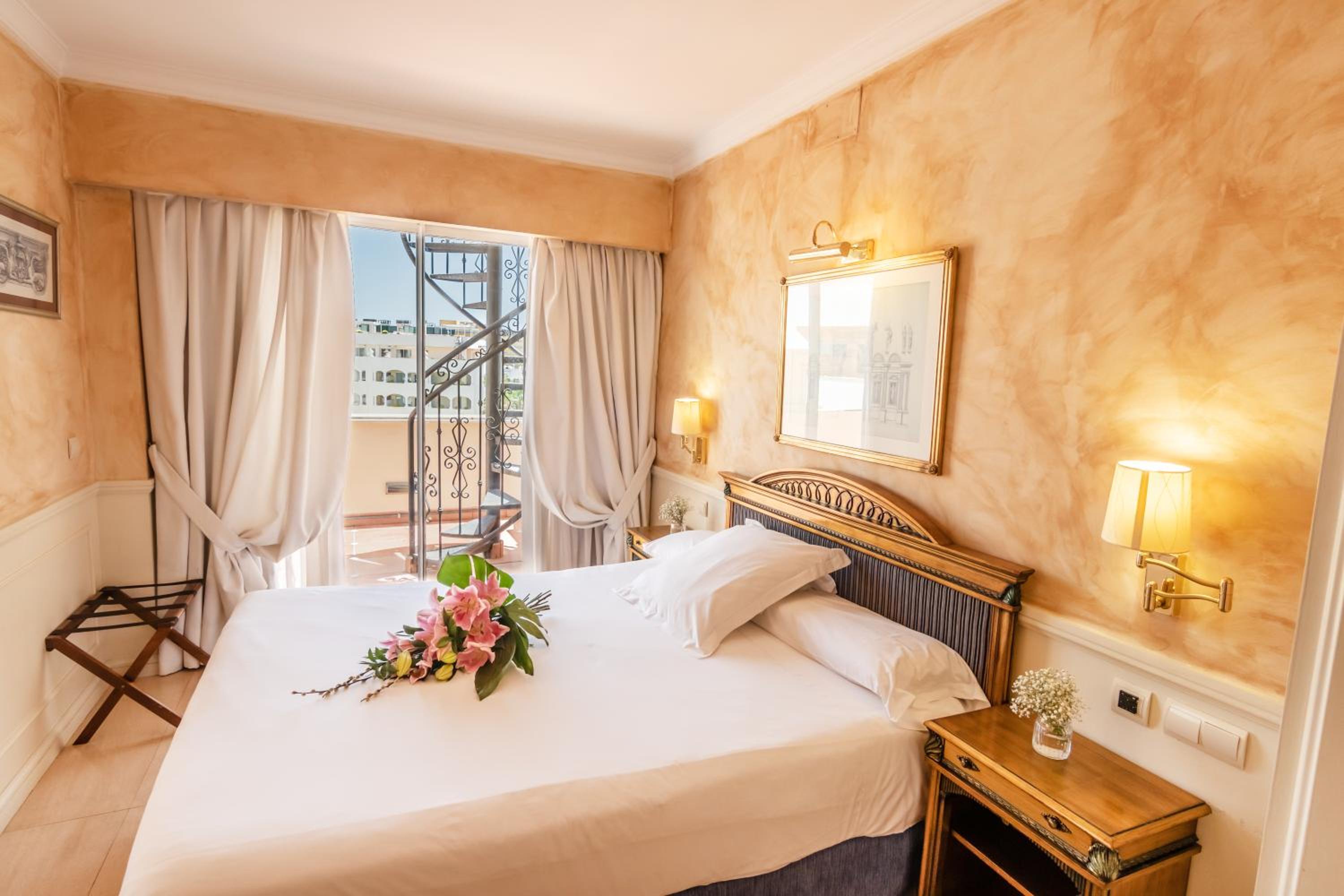 Three-Bedroom Penthouse Apartment with Sea View thumbnail 5