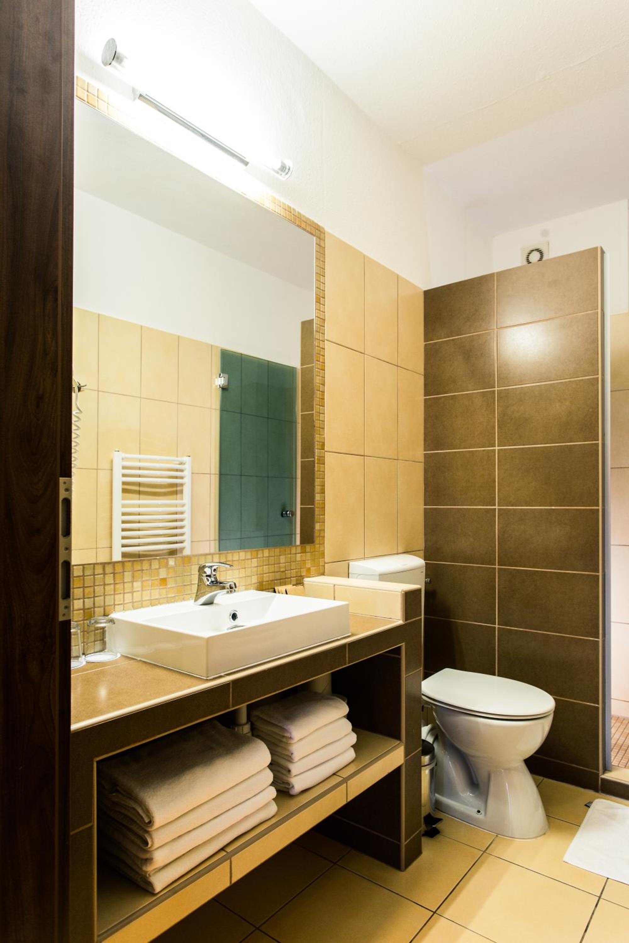 Double Room - Photo 6