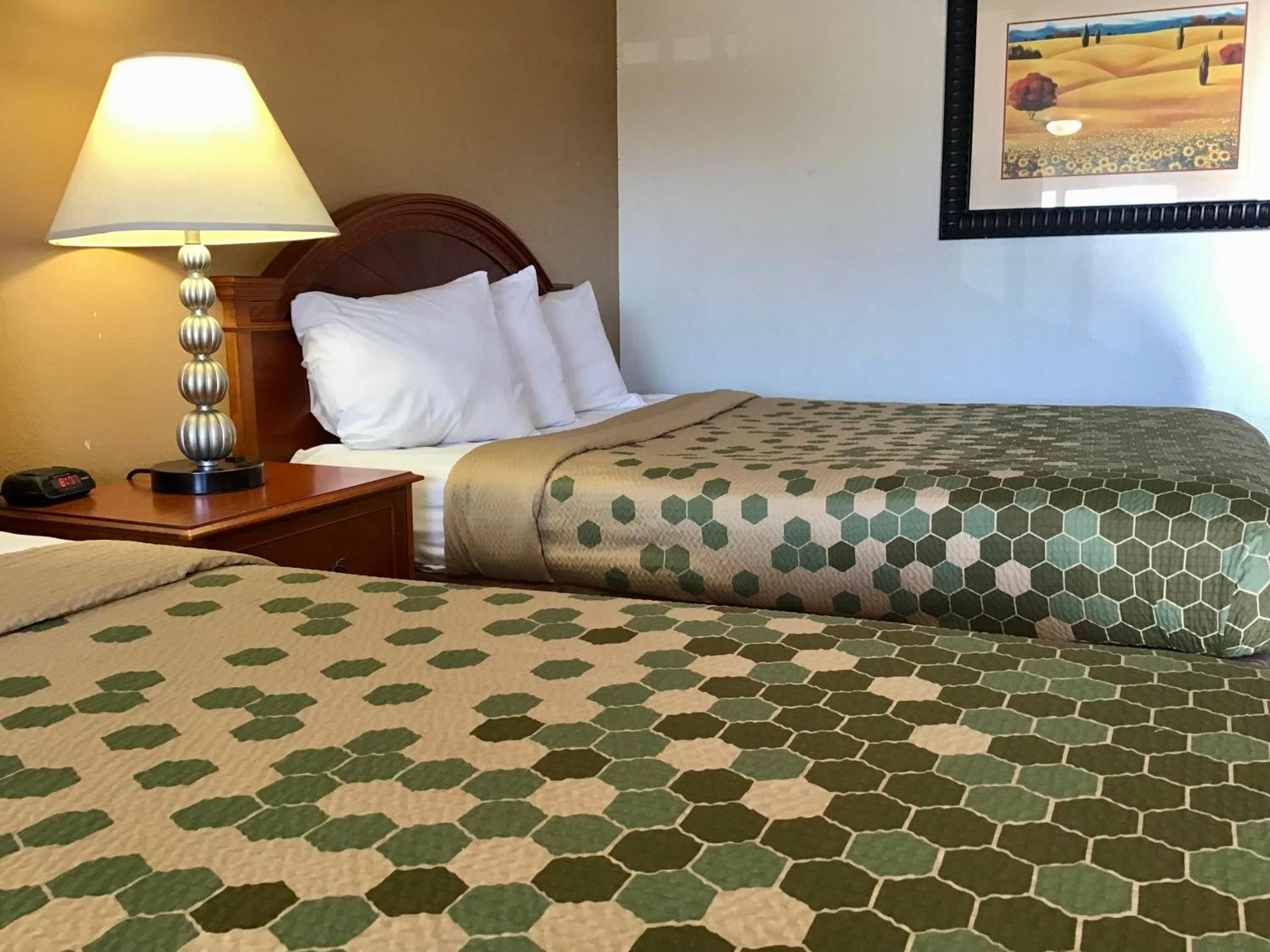 Queen Room with Two Queen Beds - Non-Smoking photo 3