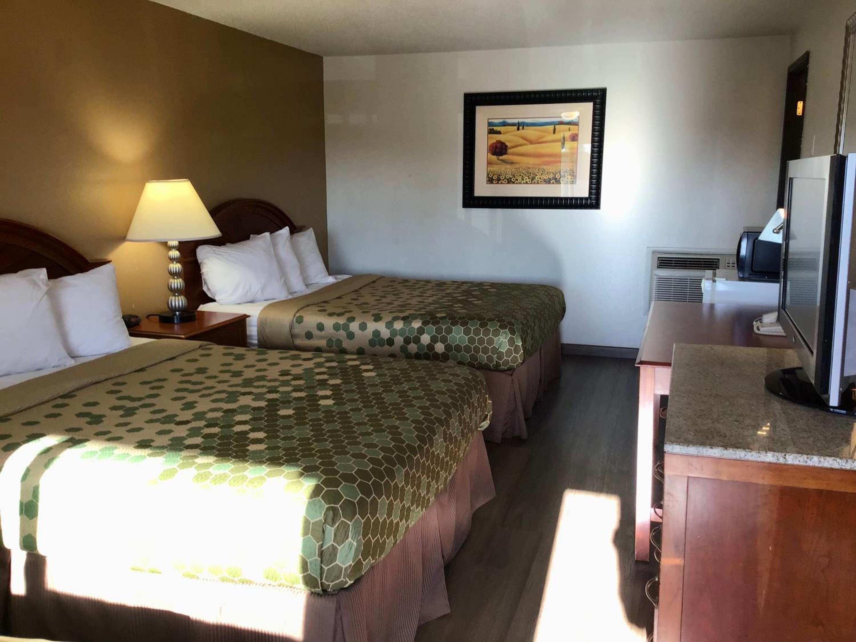 Queen Room with Two Queen Beds - Non-Smoking photo 2