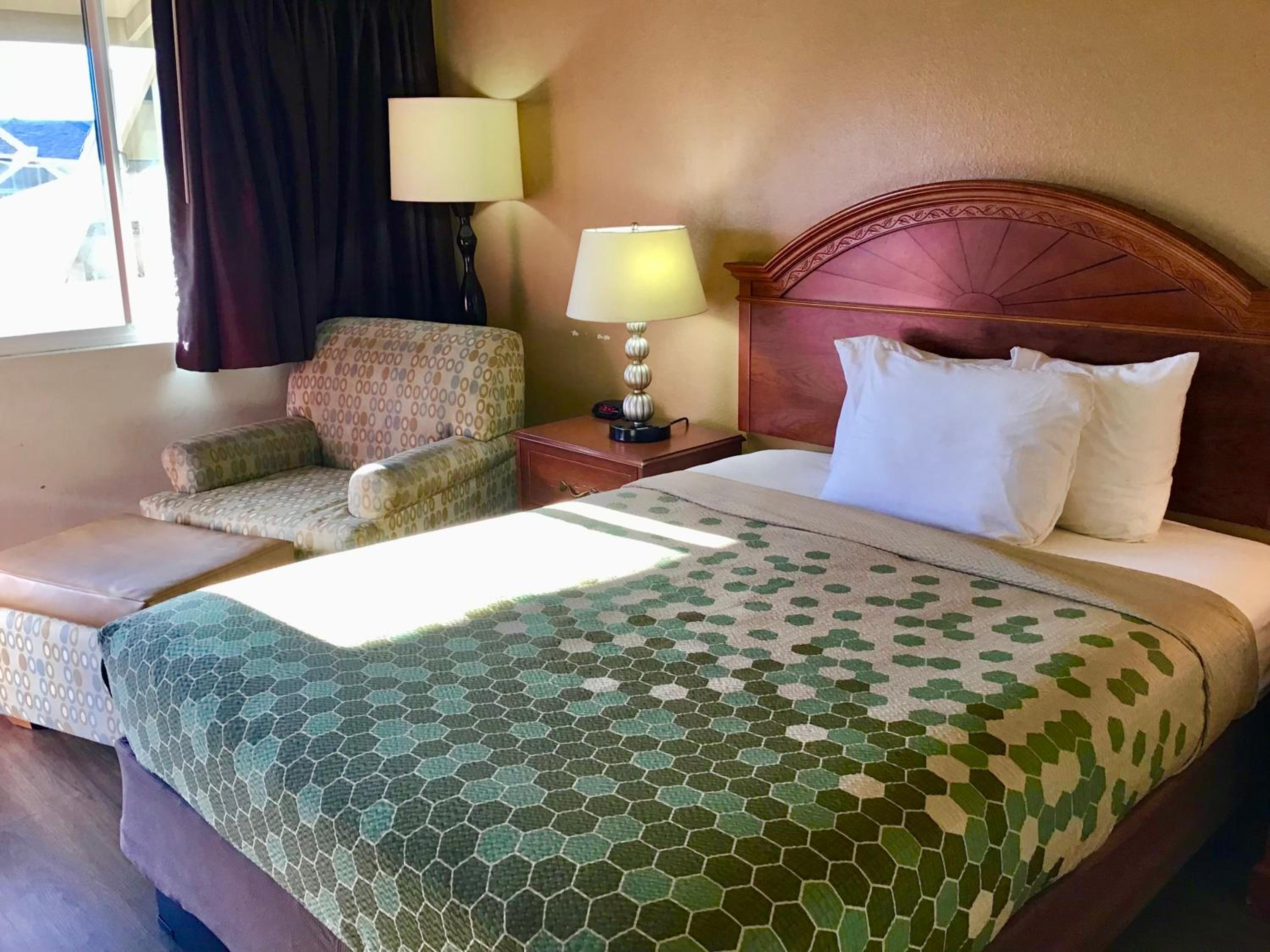 1 Queen Bed, Mobility Accessible Room, Bathtub w Grab Bars, Non-Smoking photo 1