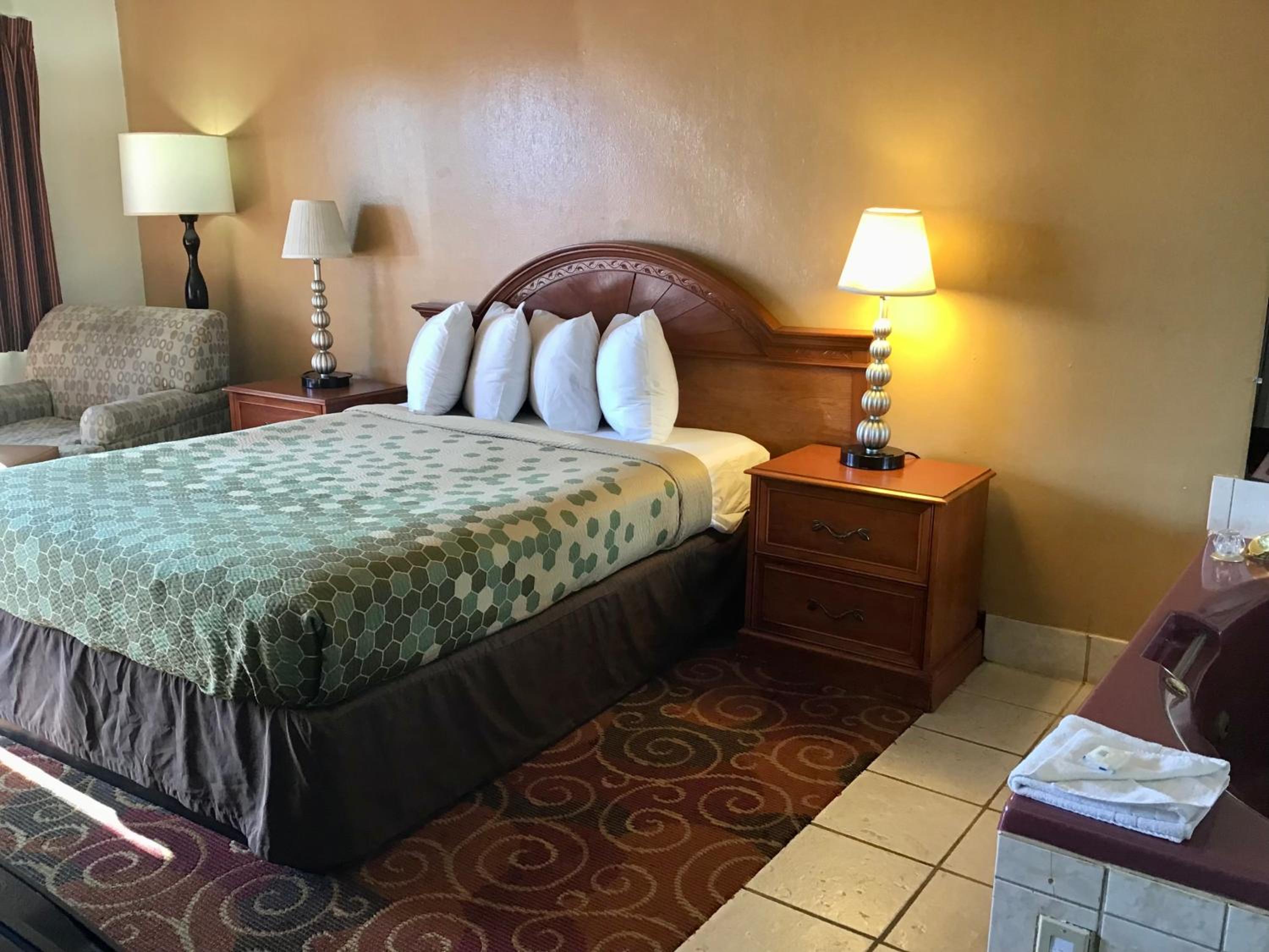 1 Queen Bed, Jetted Tub, Non-Smoking photo 3