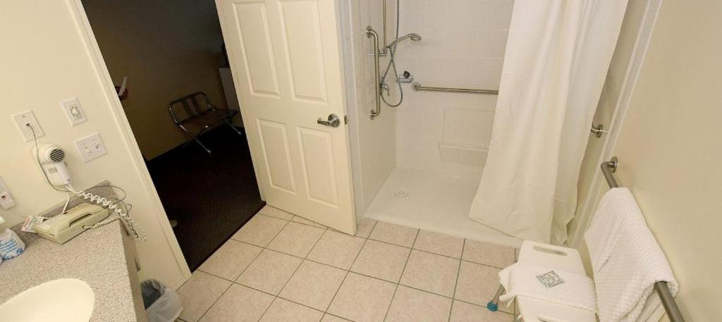 Queen Room - Disability Access photo 2