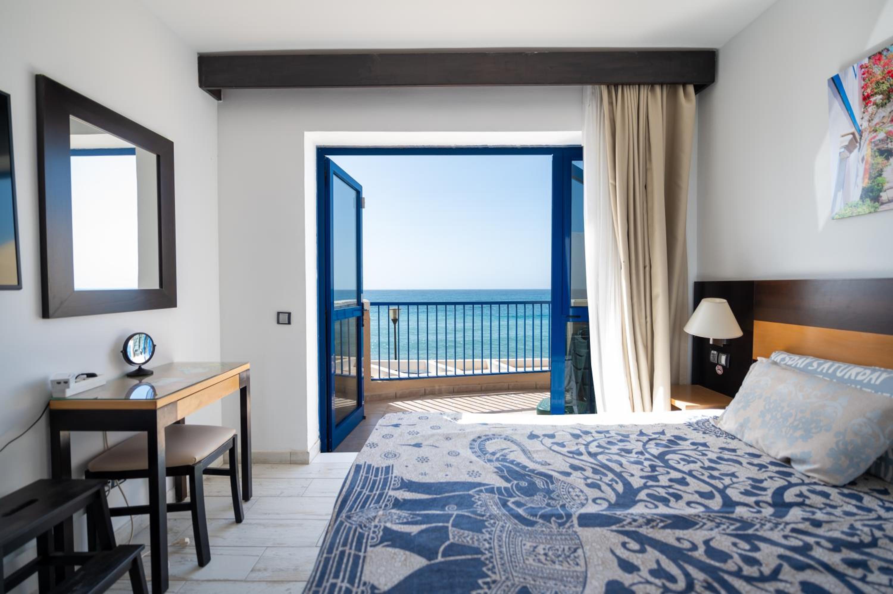 Apartamento de dos habitaciones con vista al mar.