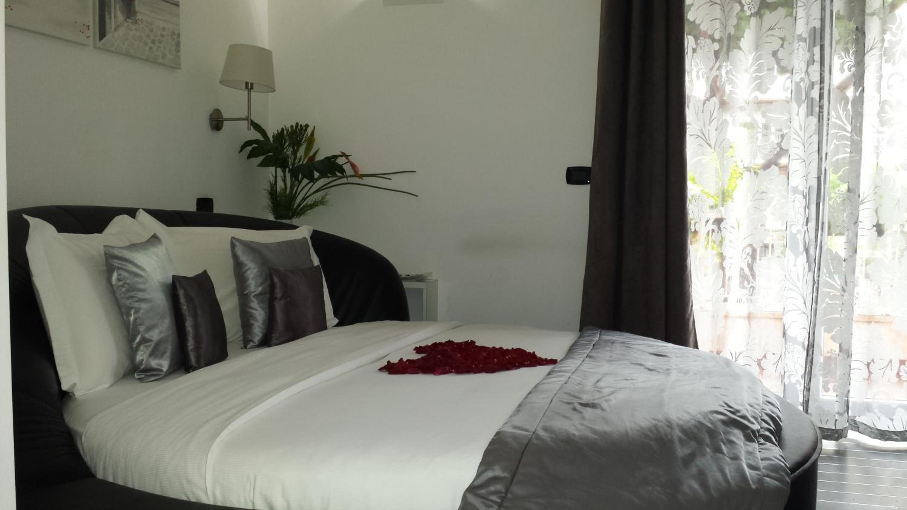 Honeymoon Suite photo 3