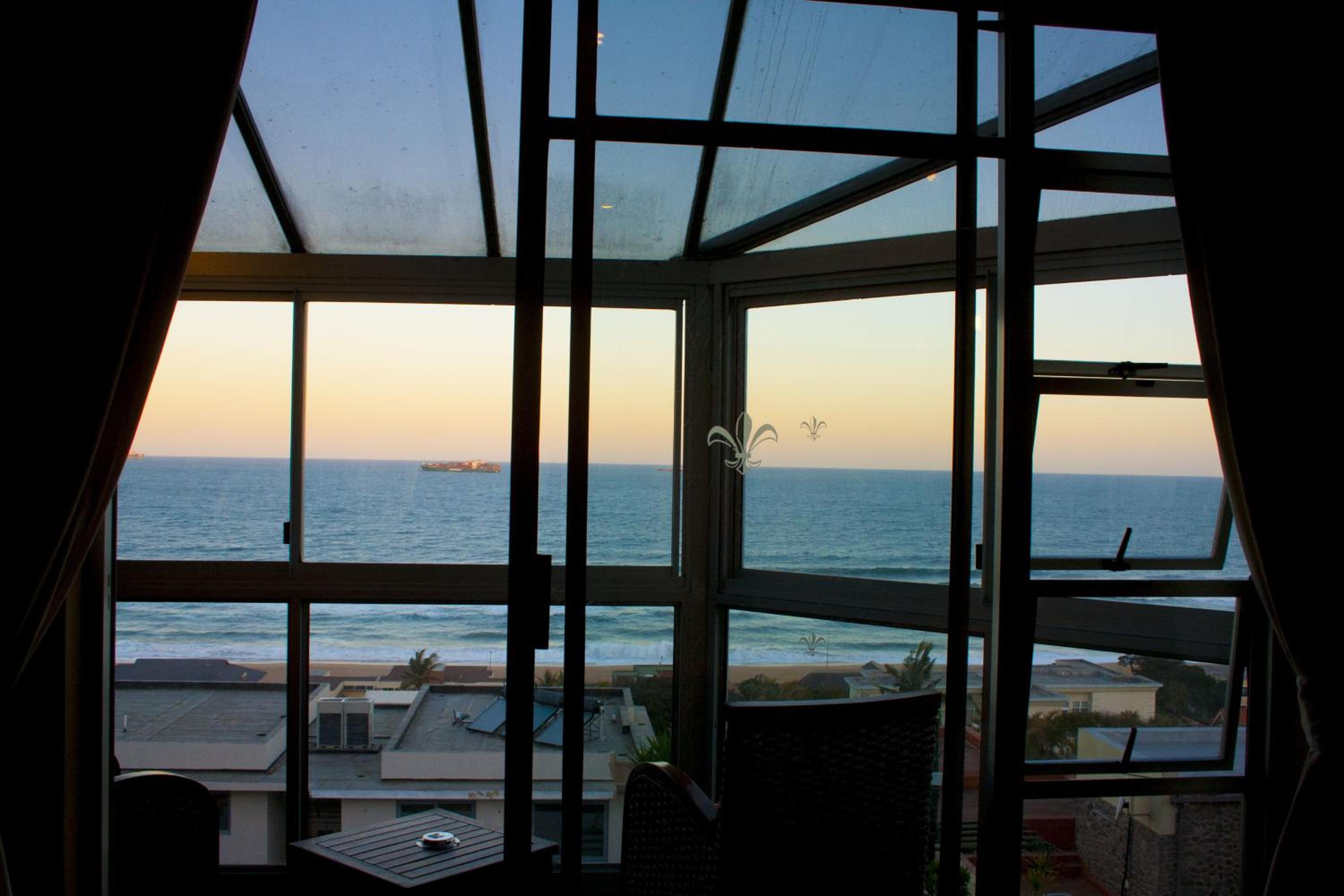 Luxury King Room - Photo 7