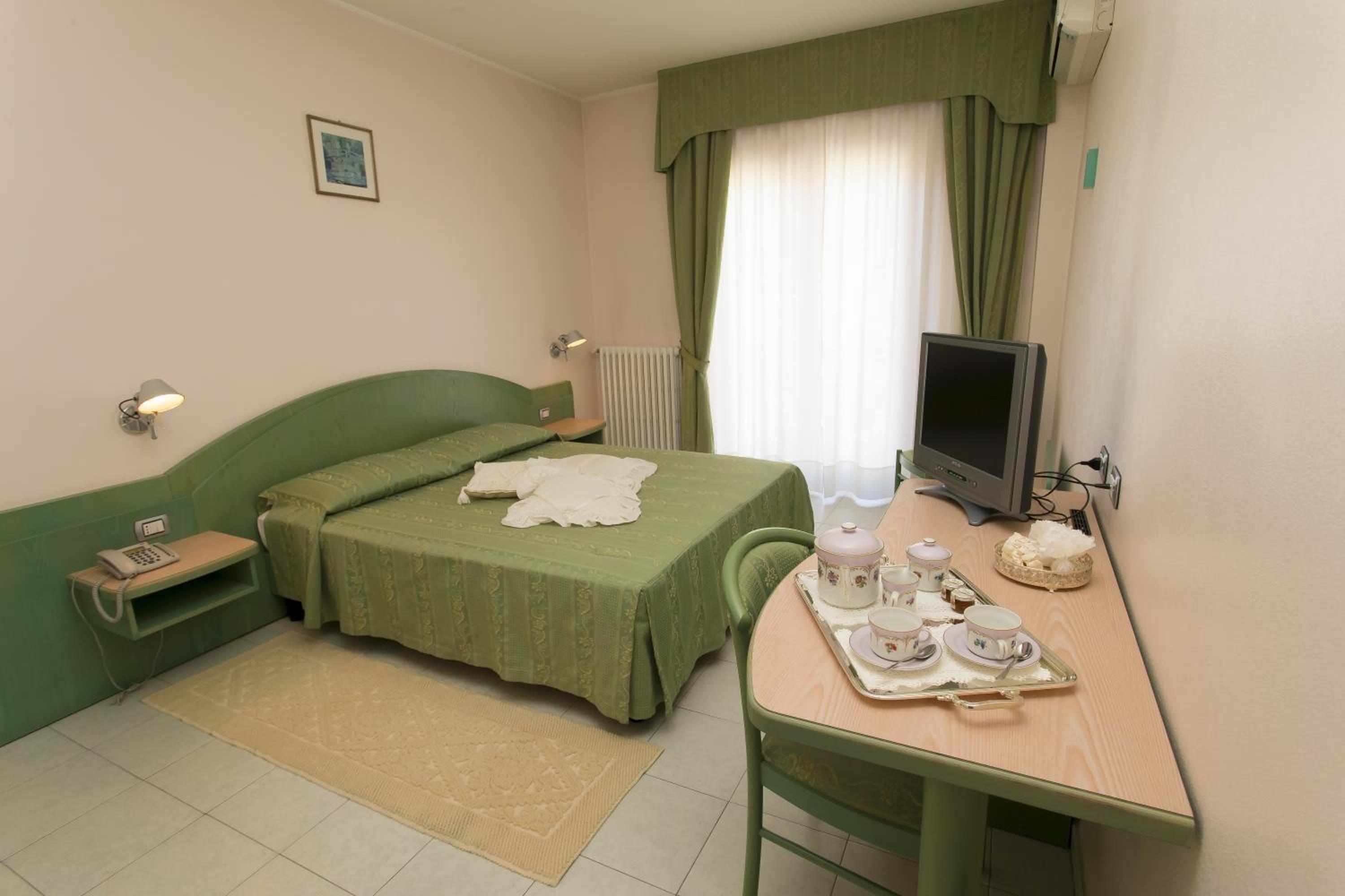 Double or Twin Room - Photo 5