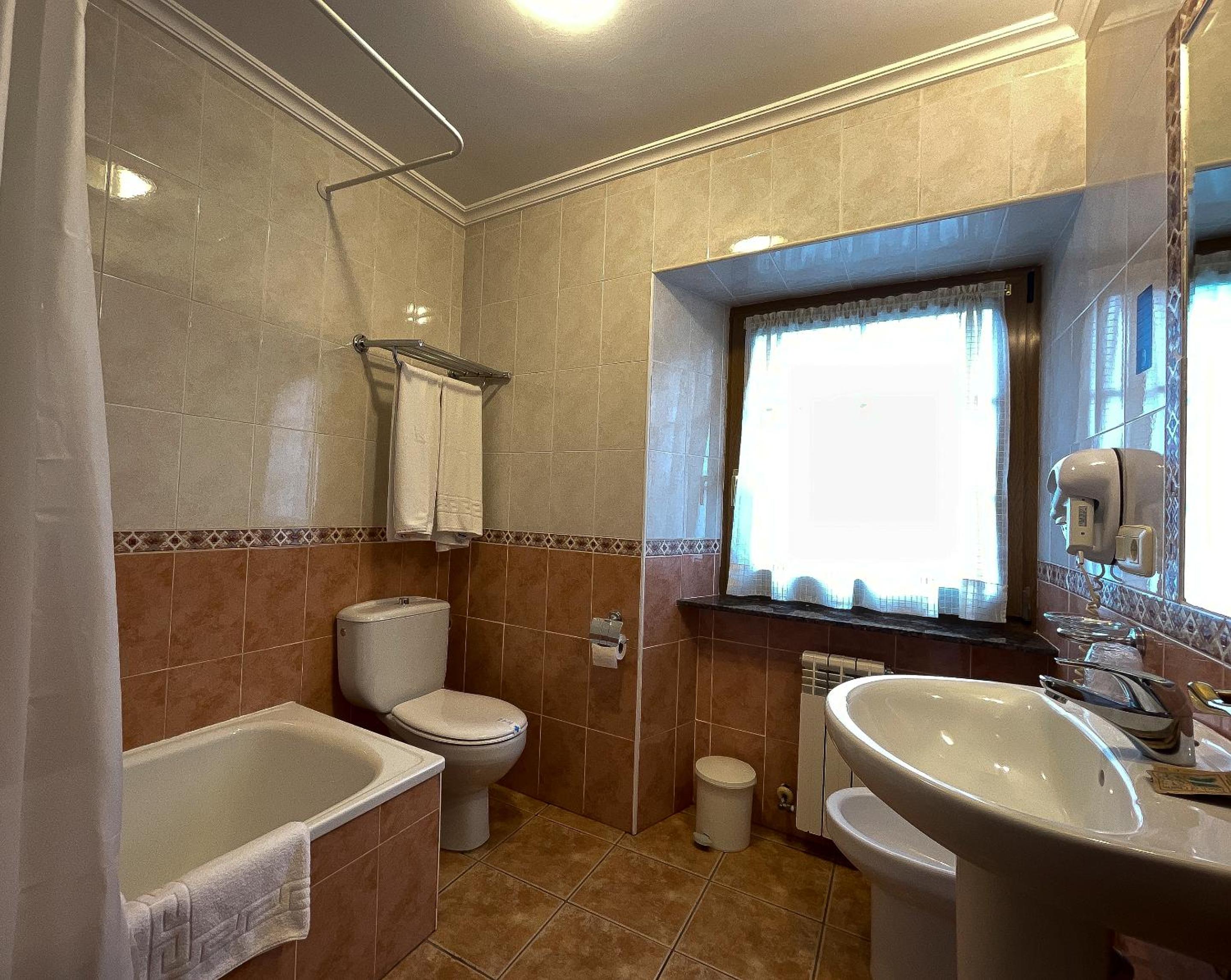 Twin Room - Photo 3