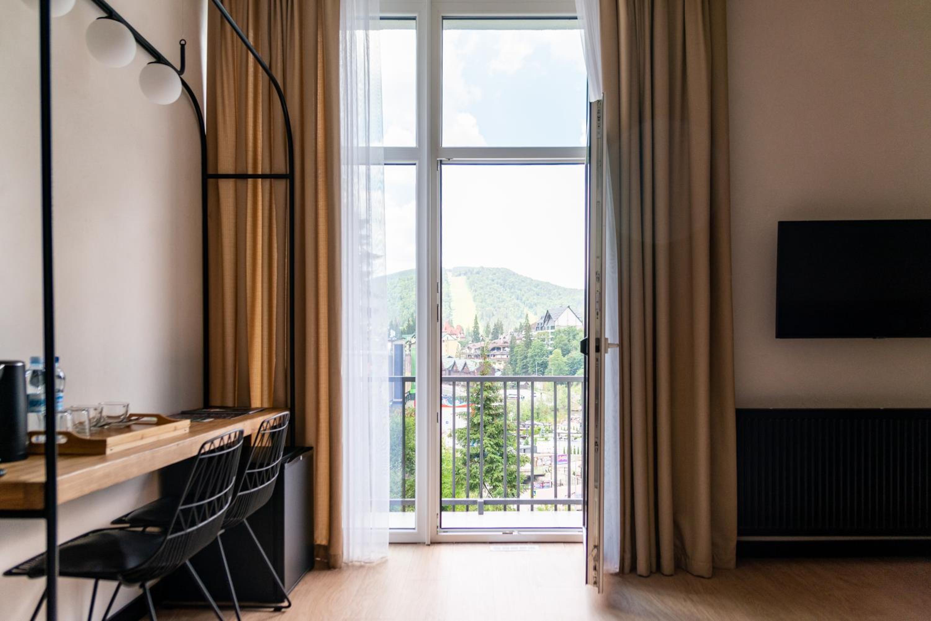 One-Bedroom Suite with Mountain View photo 3