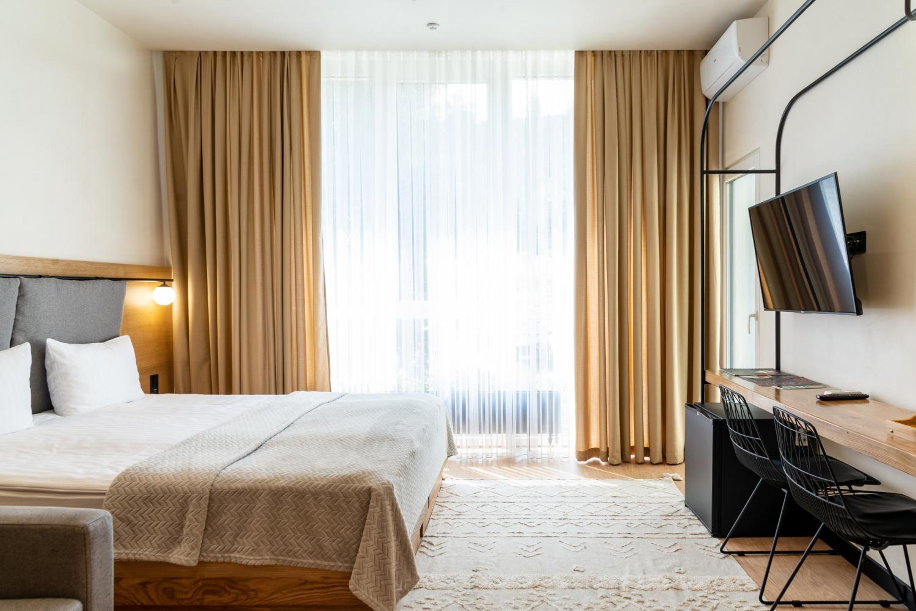 Junior Suite with Balcony and Mountain View photo 1