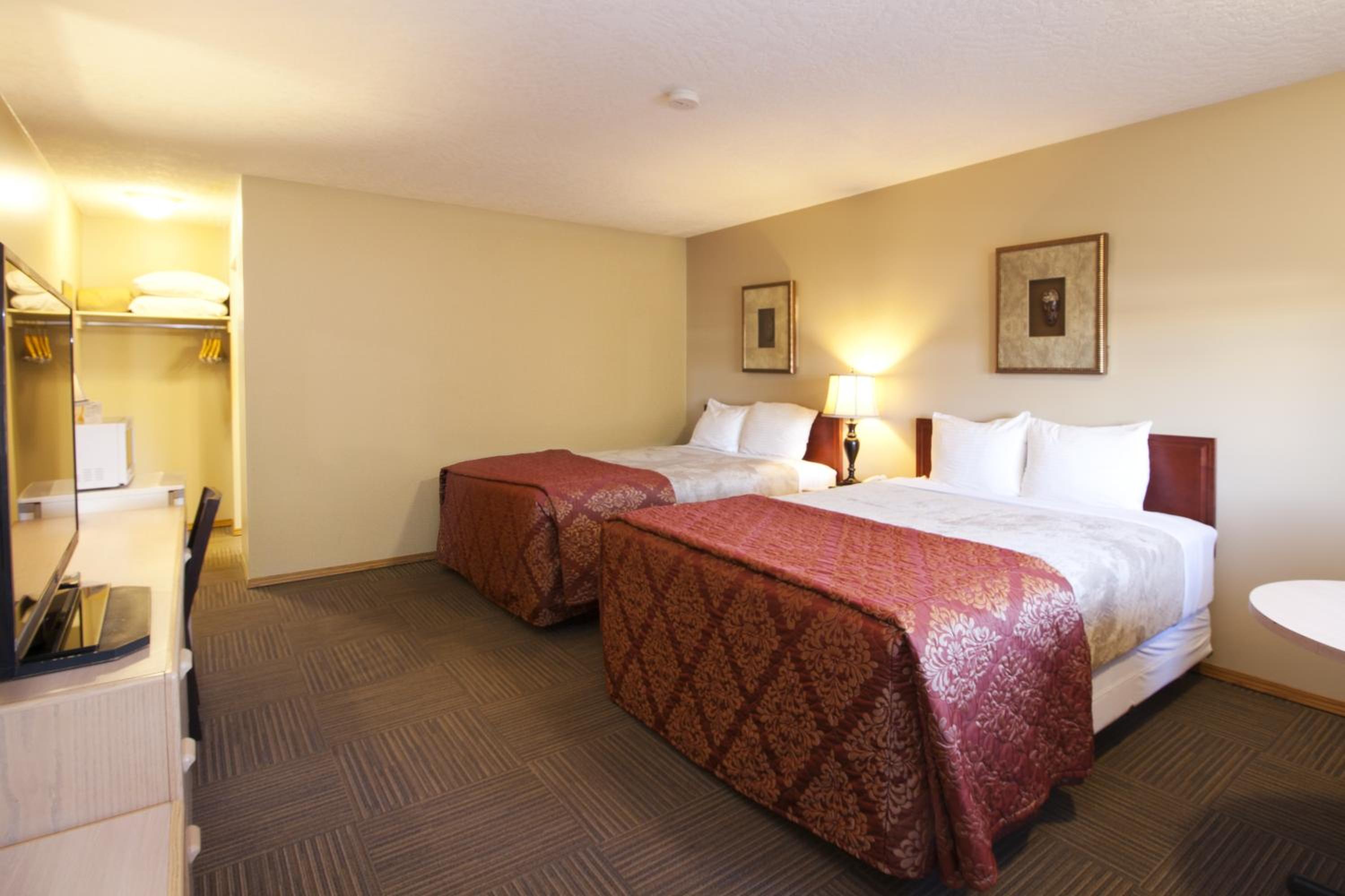 Standard Queen Room with Two Queen Beds photo 2