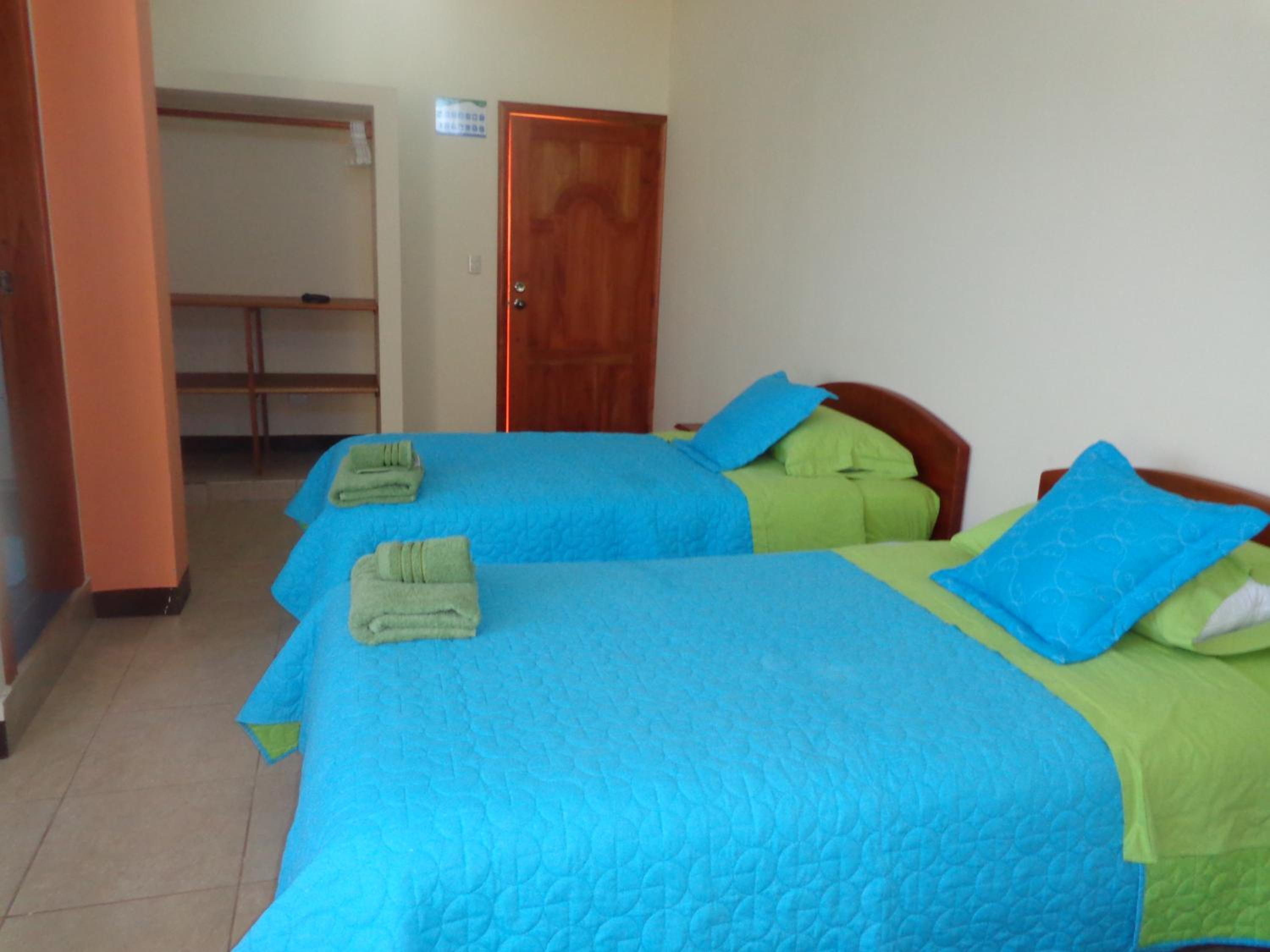 Quadruple Room with Private Bathroom - Photo 10