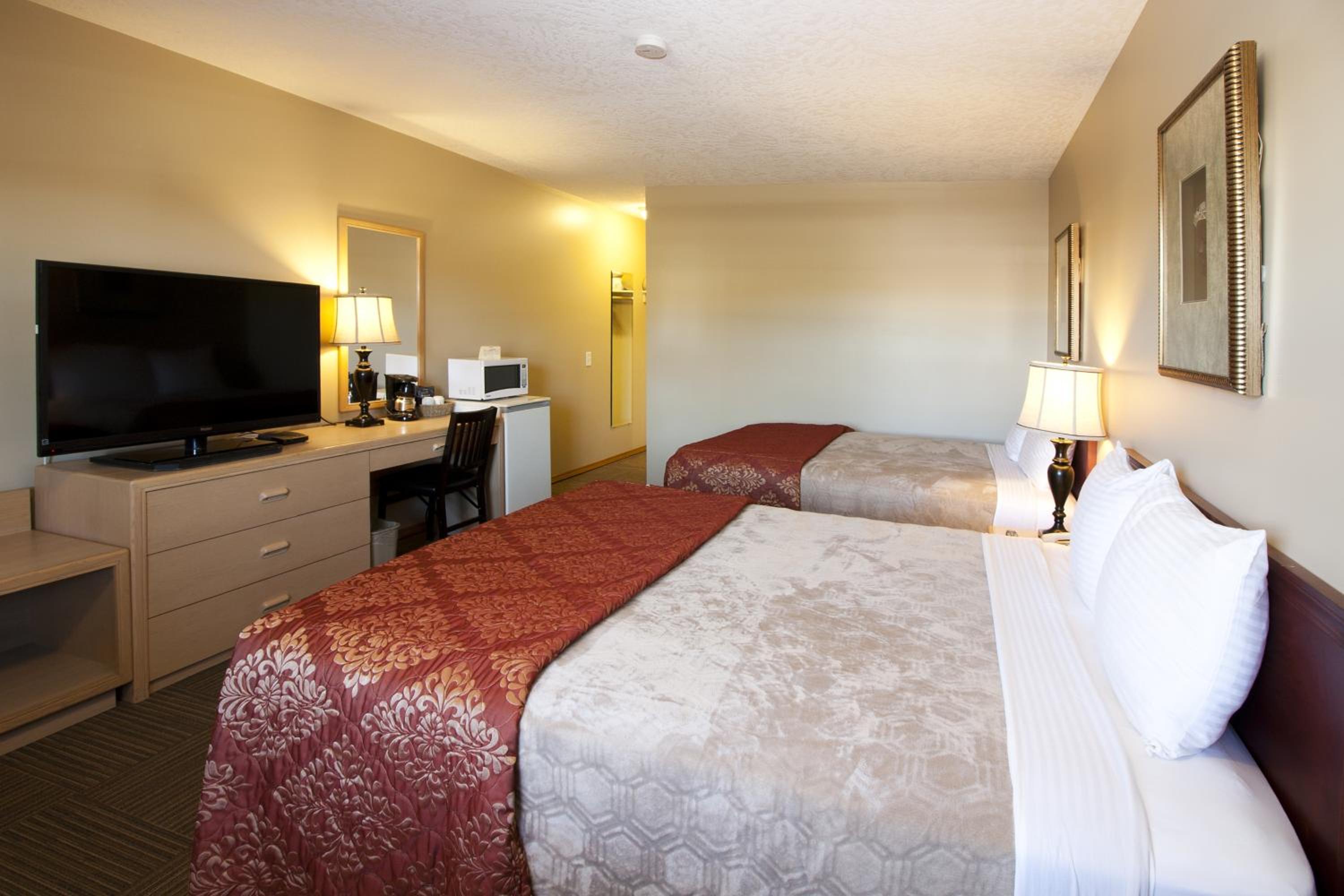 Standard Queen Room with Two Queen Beds photo 3