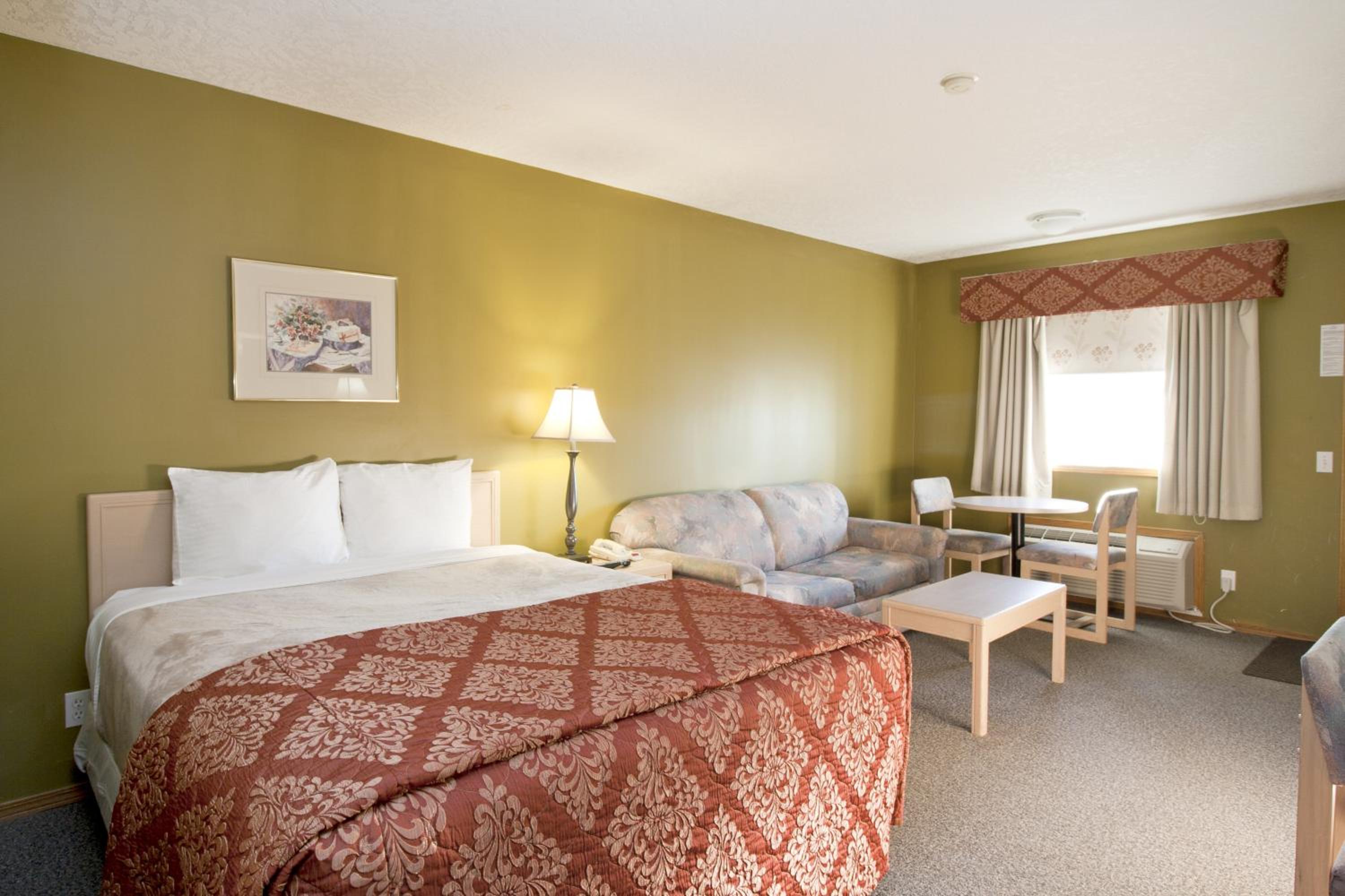 Standard Queen Room with One Queen Bed photo 1