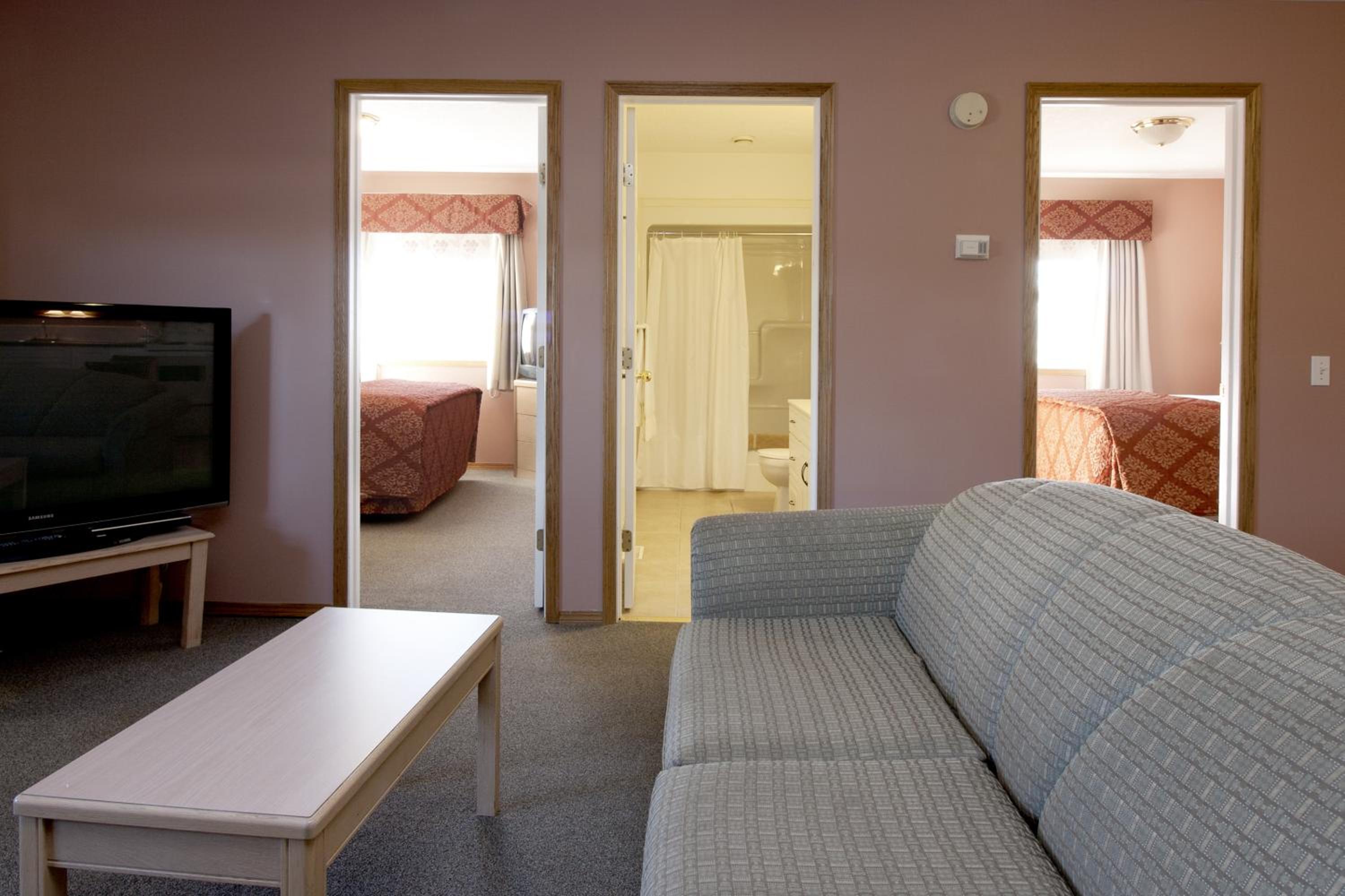 Deluxe Two-Bedroom Suite photo 3