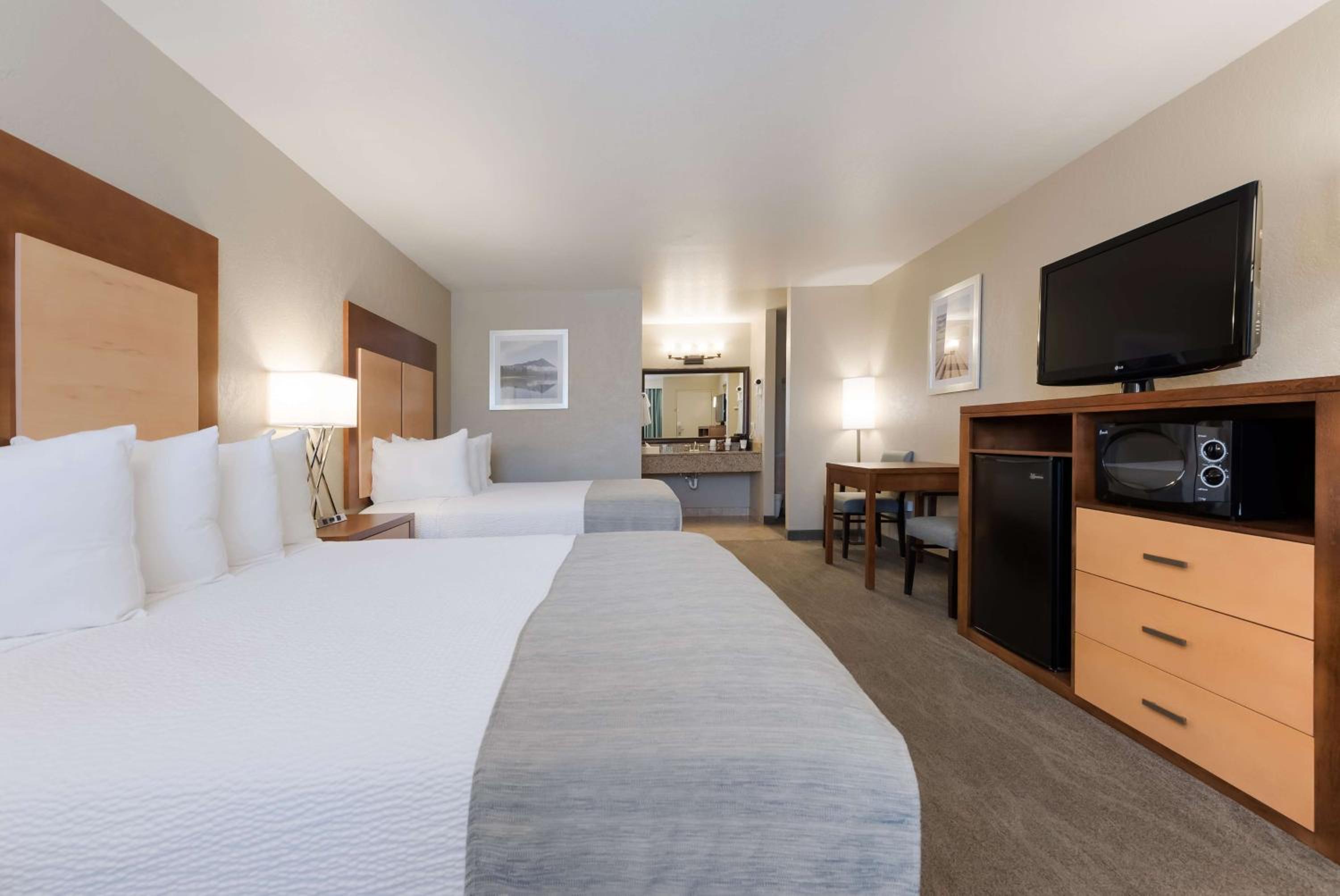 Poolside Queen Room with Two Queen Beds - Non-Smoking photo 2