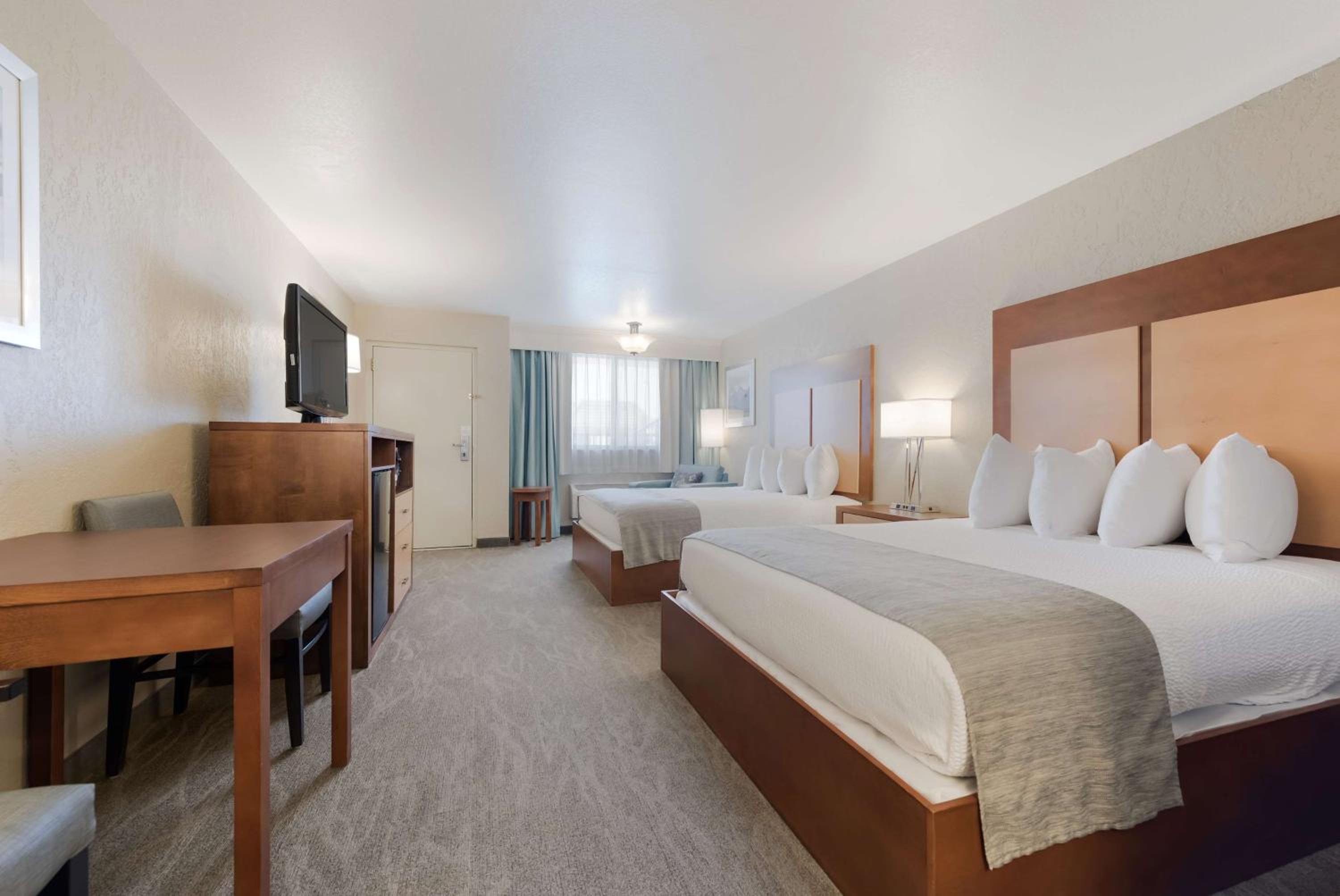 Poolside Queen Room with Two Queen Beds - Non-Smoking photo 3