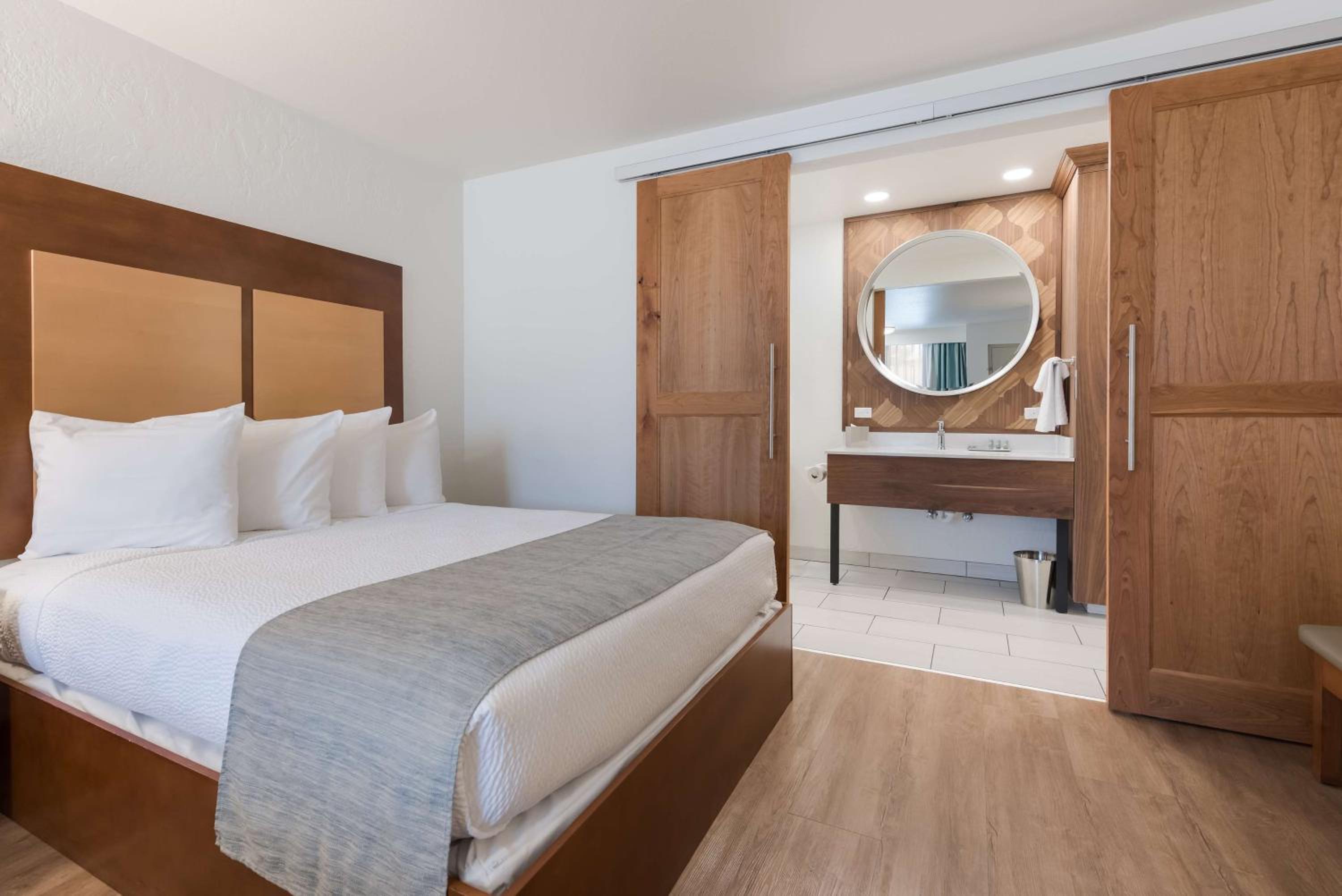 Queen Room with Two Queen Beds - Pet Friendly/Non-Smoking photo 2