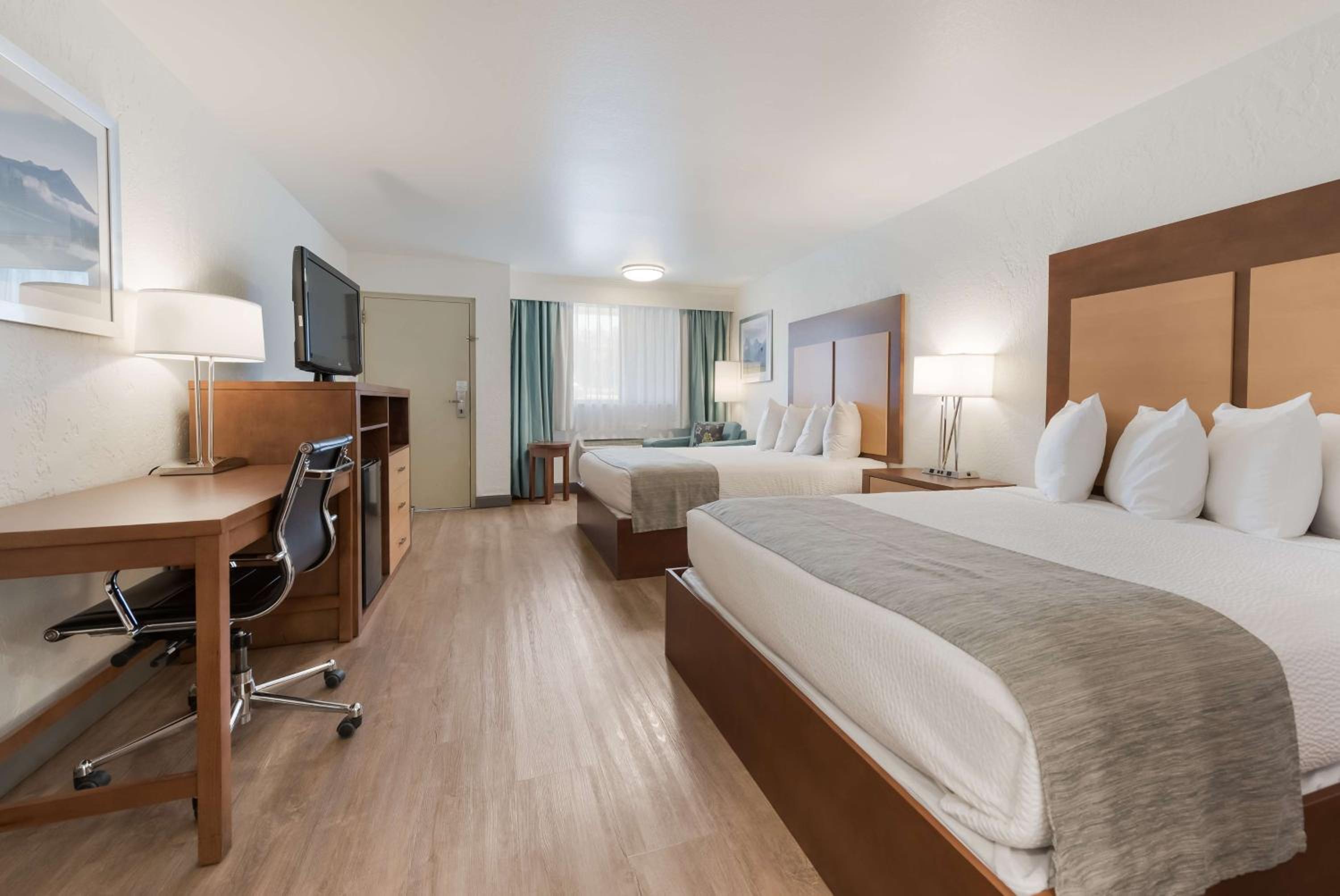 Queen Room with Two Queen Beds - Pet Friendly/Non-Smoking photo 3