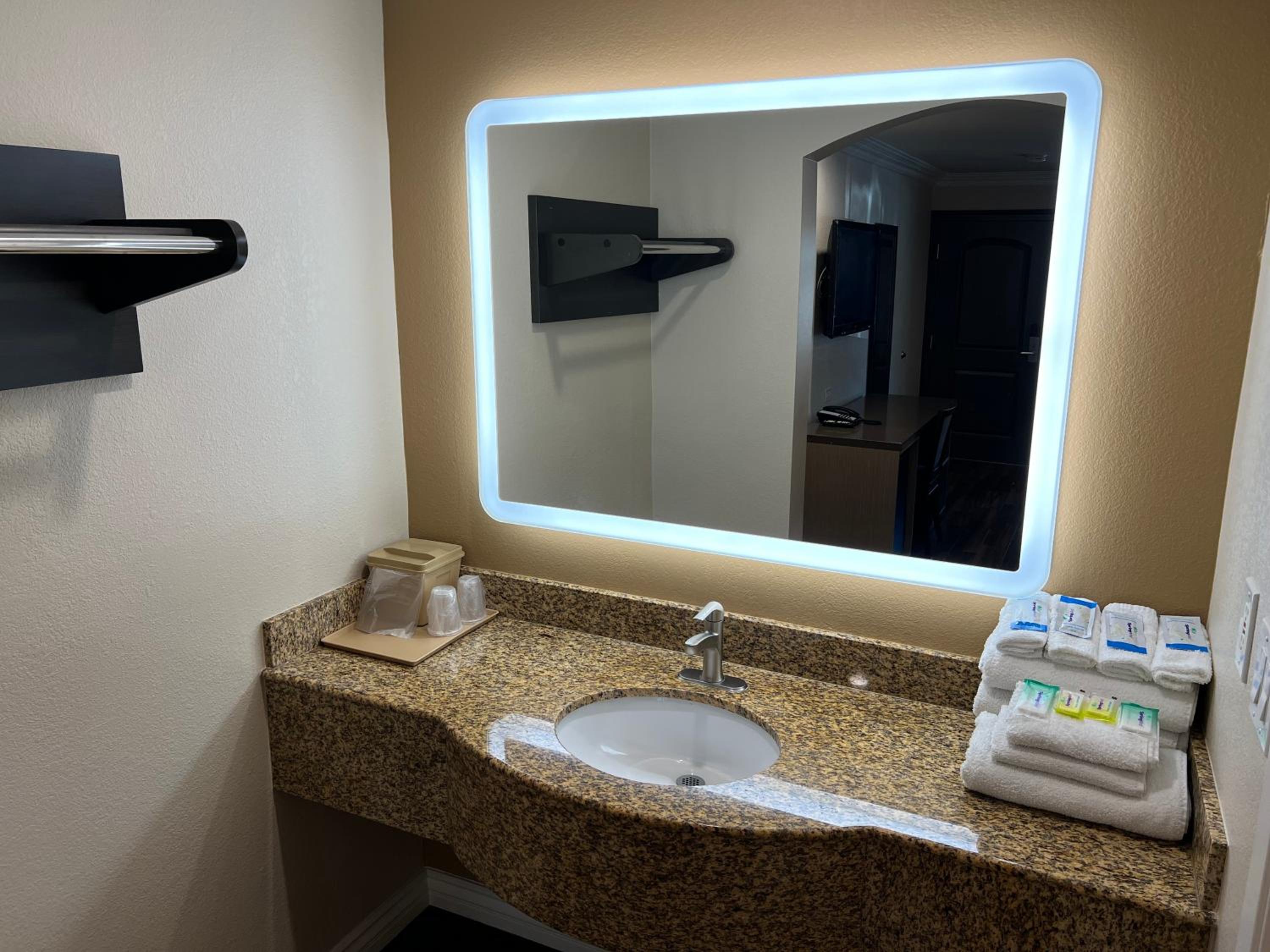 Deluxe King Room - Photo 12