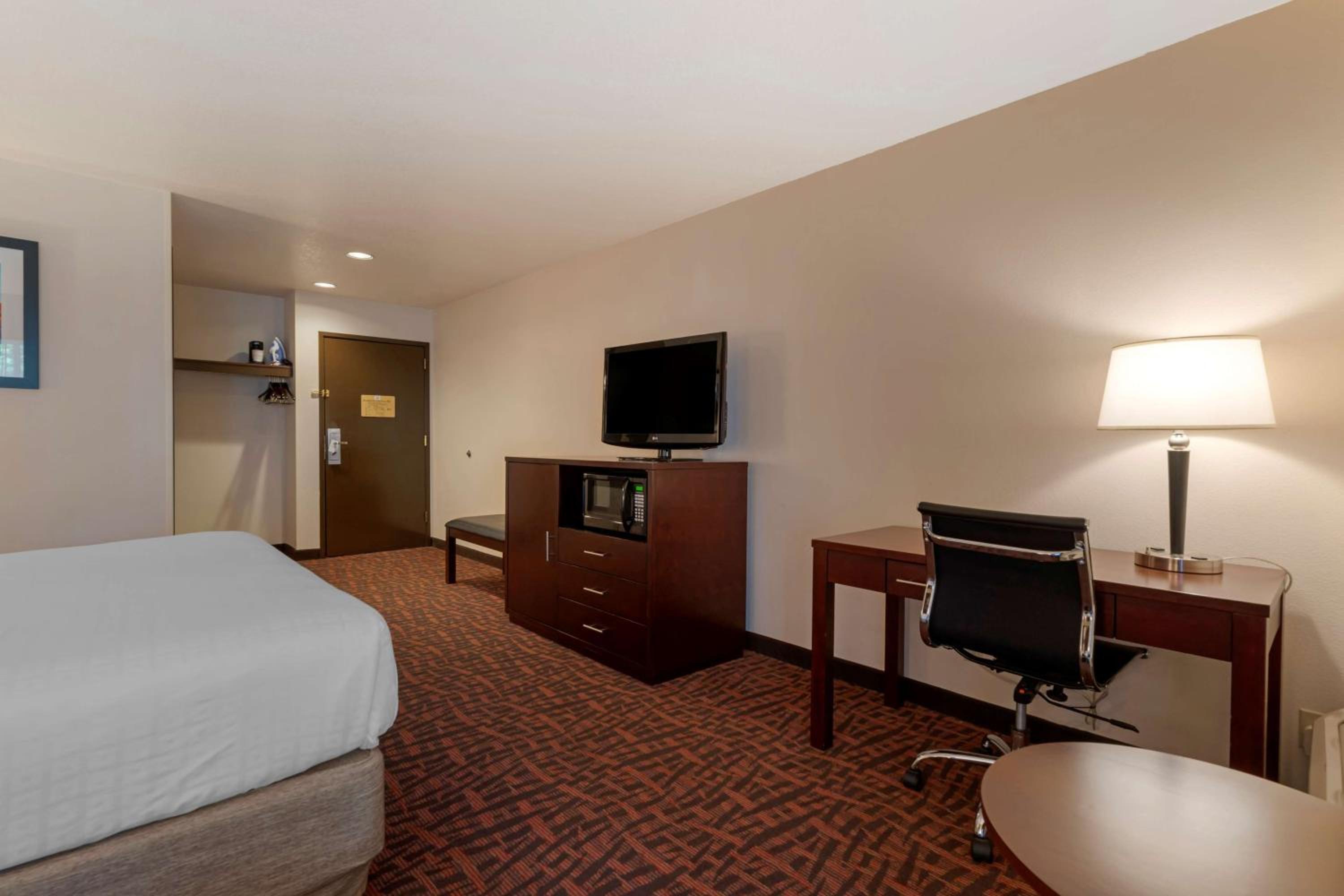 Queen Room with Roll-In Shower - Mobility Accessible/Non-Smoking - Photo 1