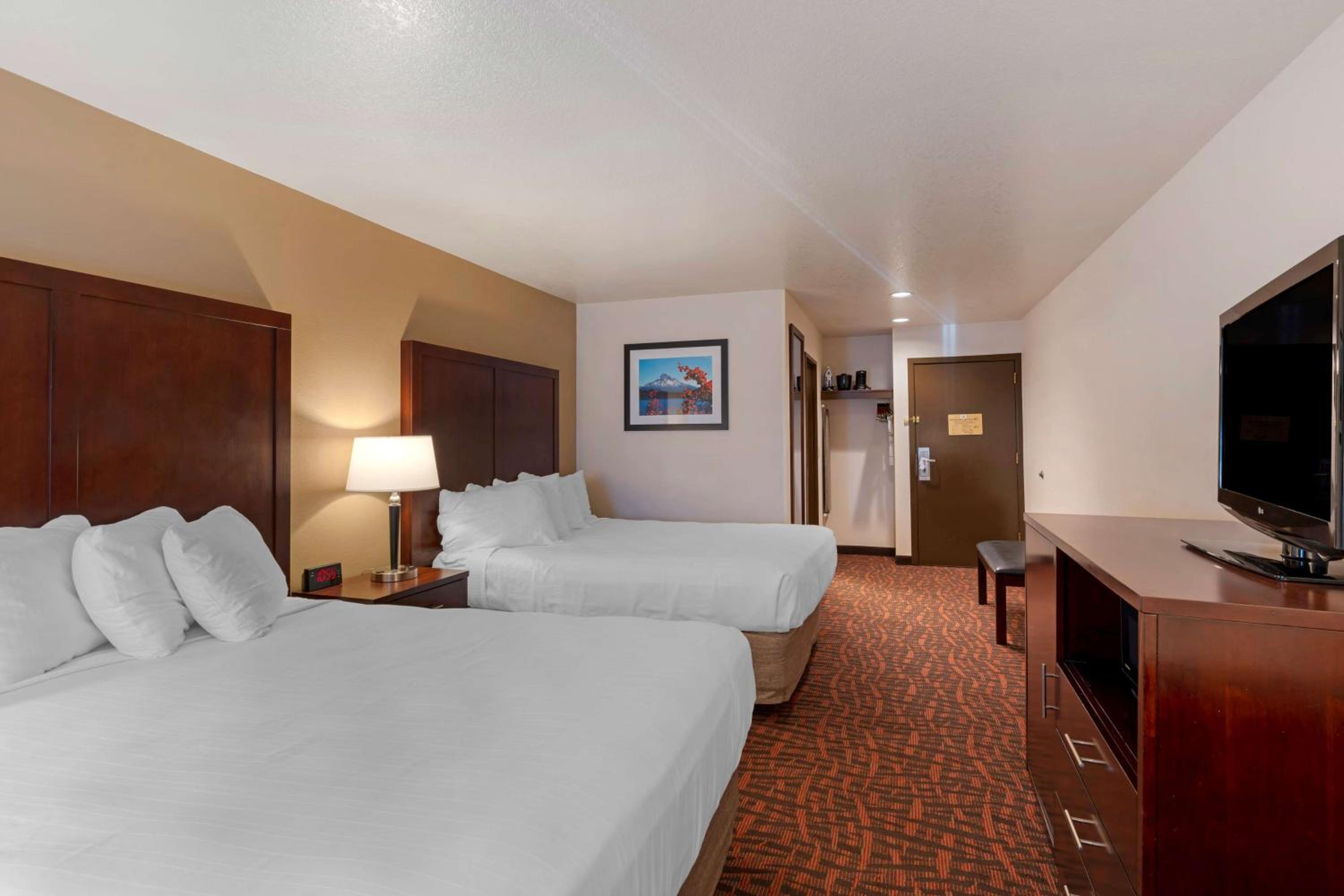 Queen Room with Two Queen Beds - Photo 11