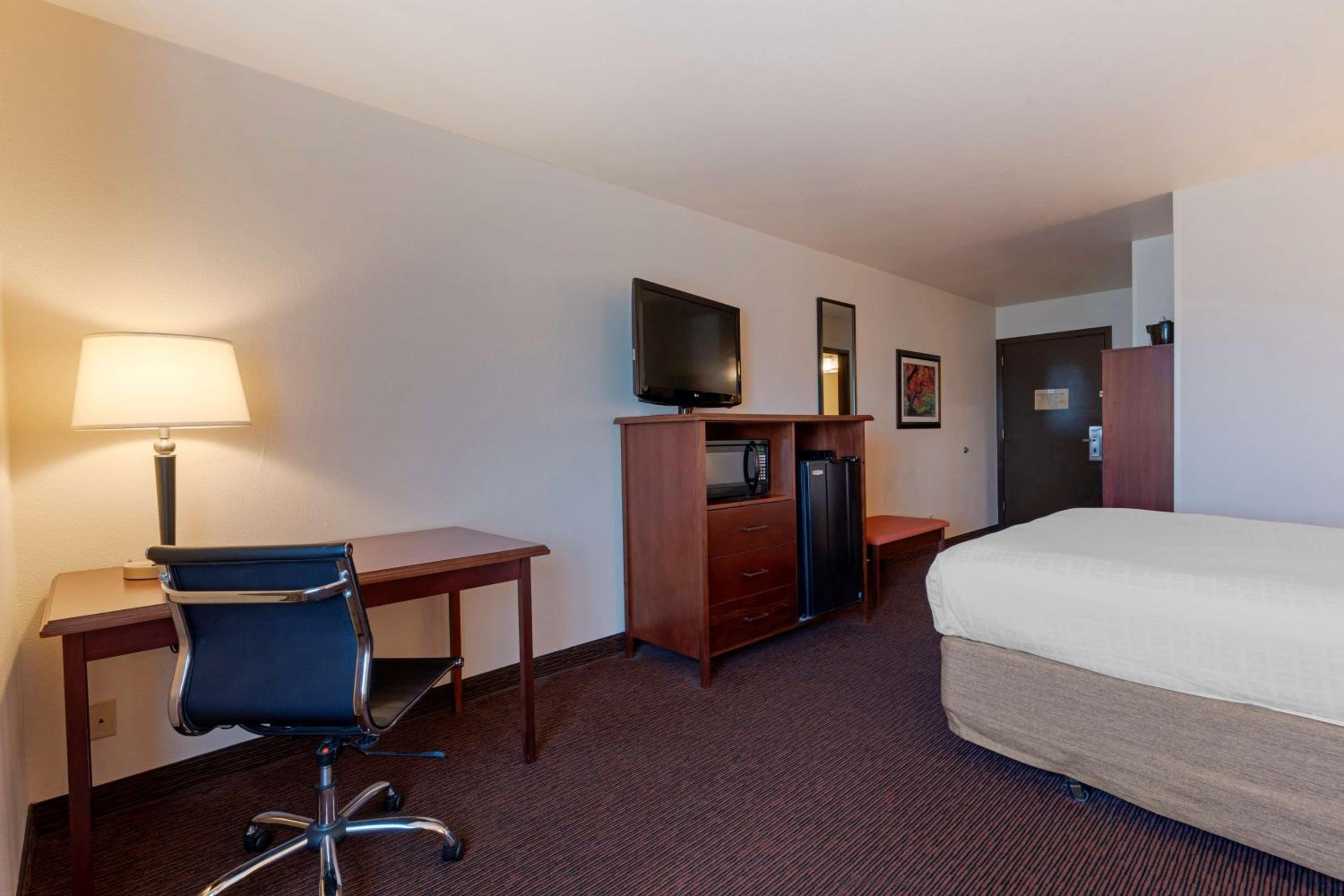 King Room with Poolside - Non-Smoking  - Photo 9