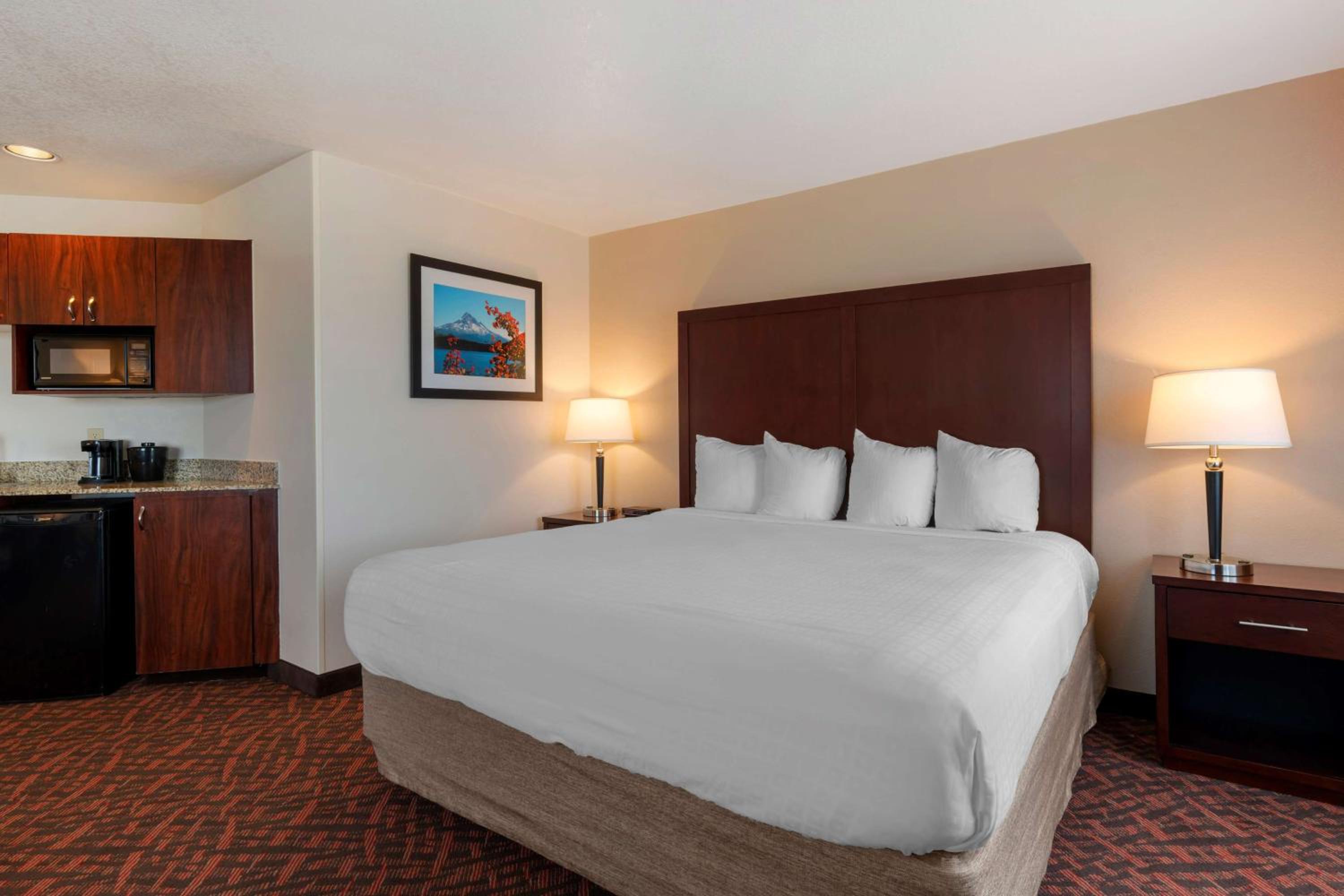 Queen Room with Roll-In Shower - Mobility Accessible/Non-Smoking - Photo 3