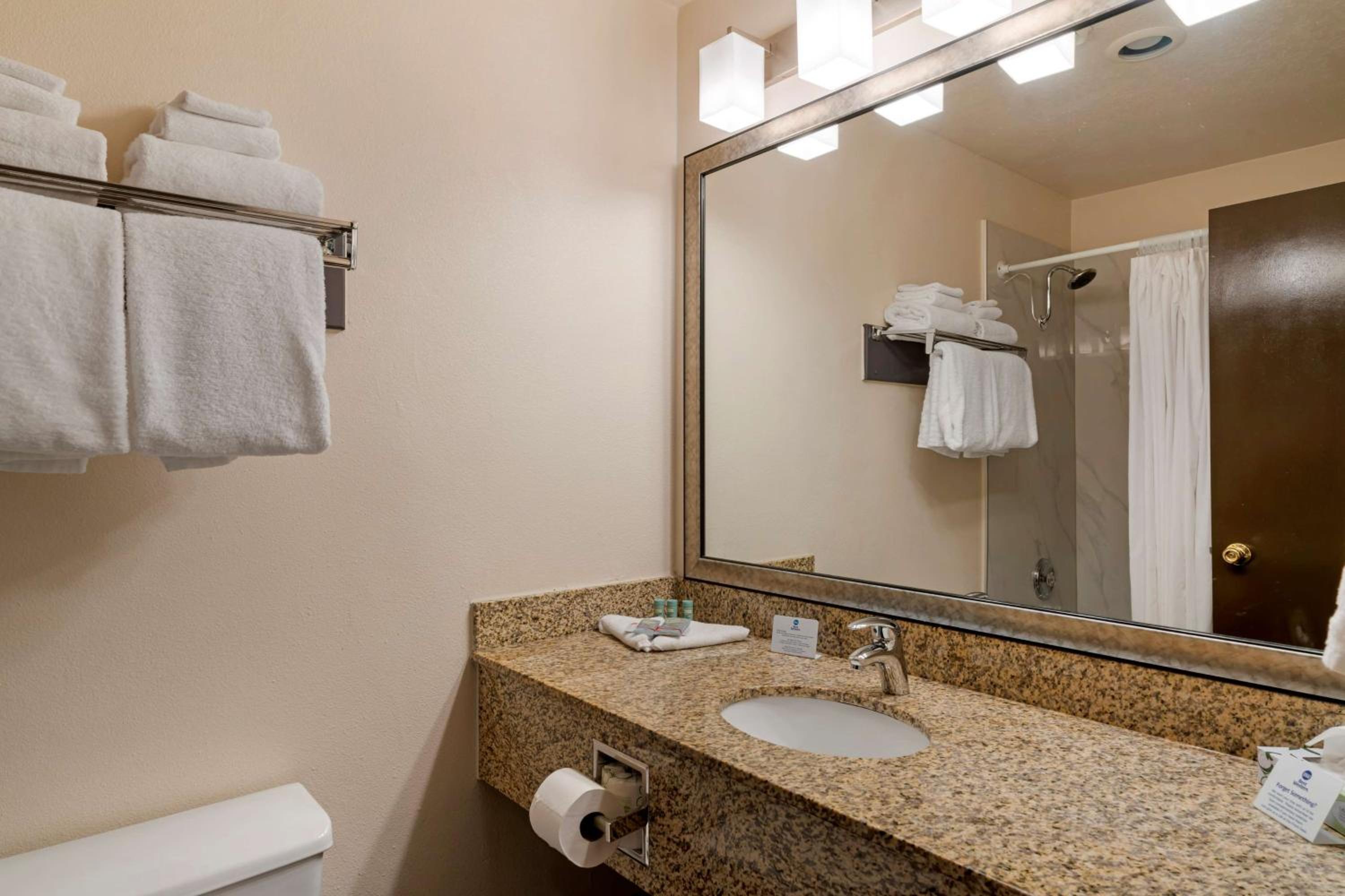 King Suite - Non-Smoking - Photo 2