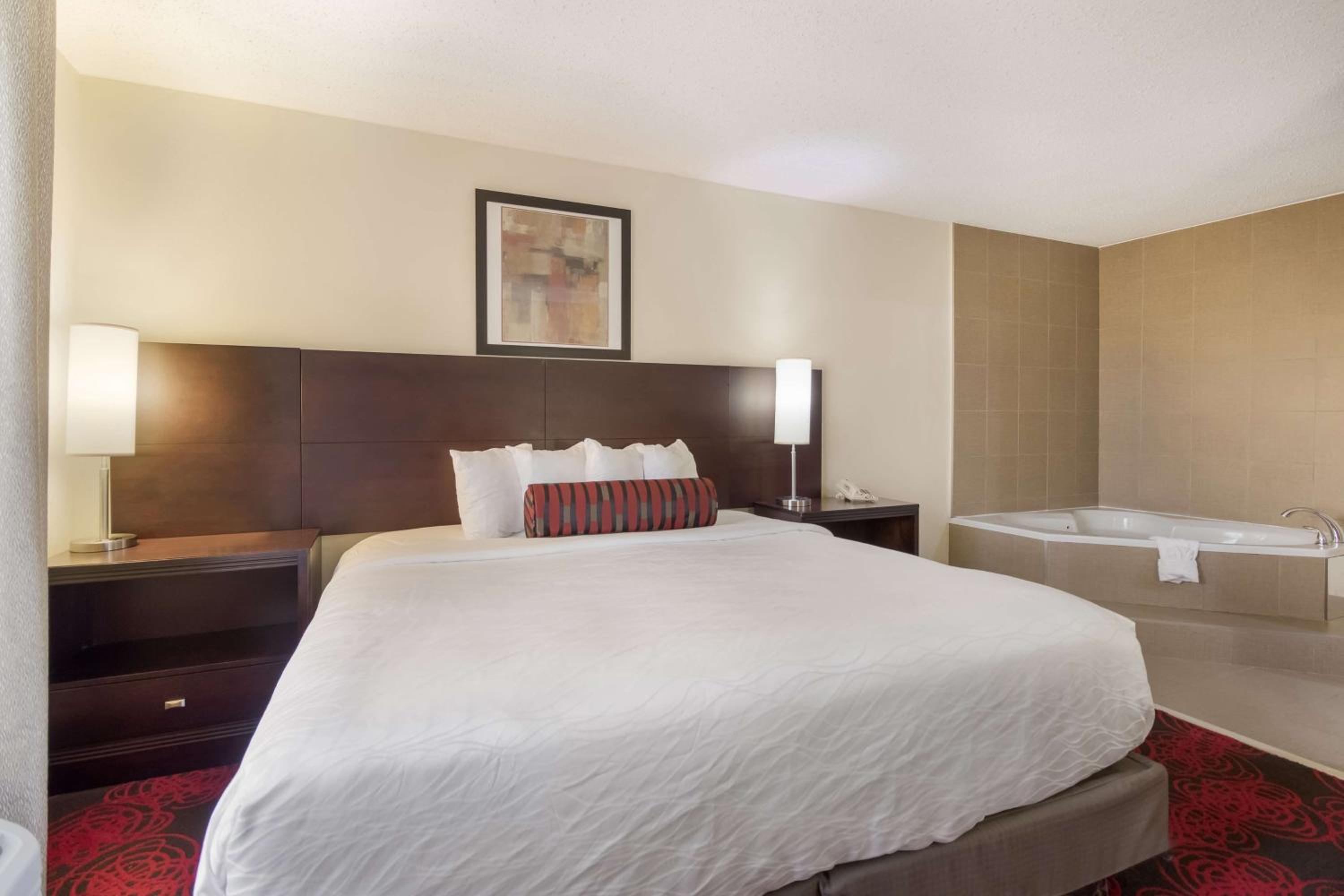 King Suite with Hot Tub - Non-Smoking - Photo 3