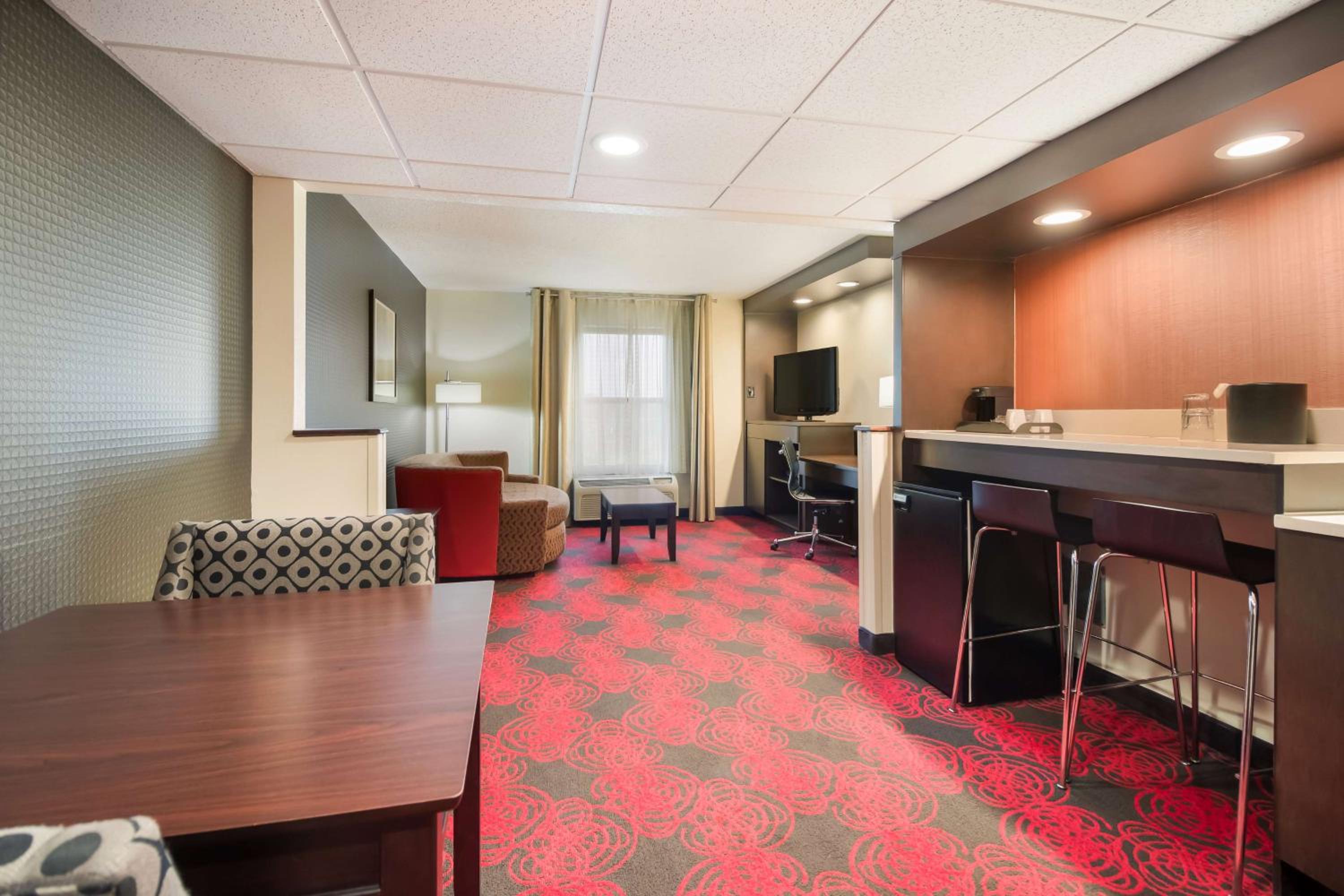 King Suite with Hot Tub - Non-Smoking - Photo 5