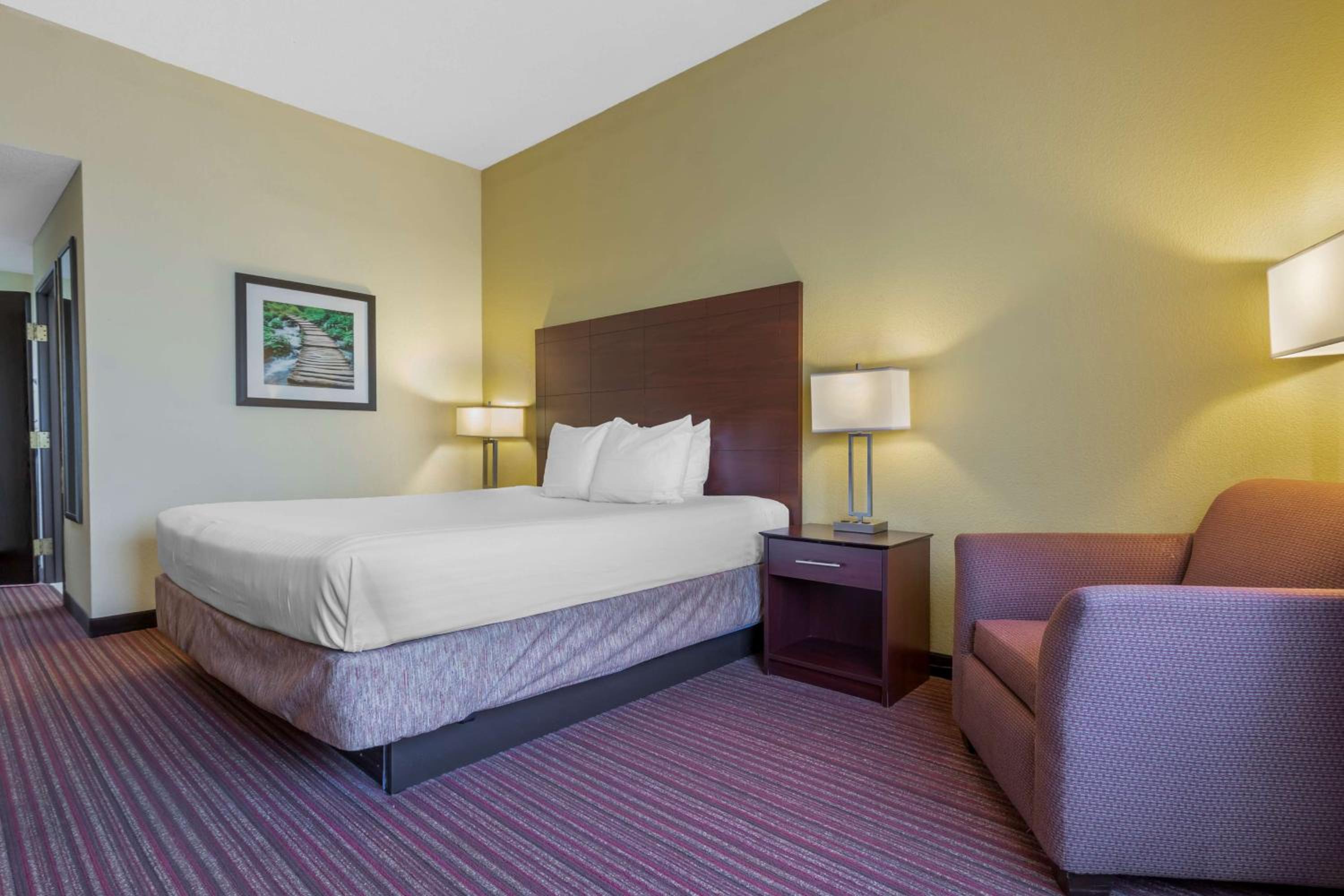 King Room with Roll-in Shower - Disability Access/Non-Smoking photo 2
