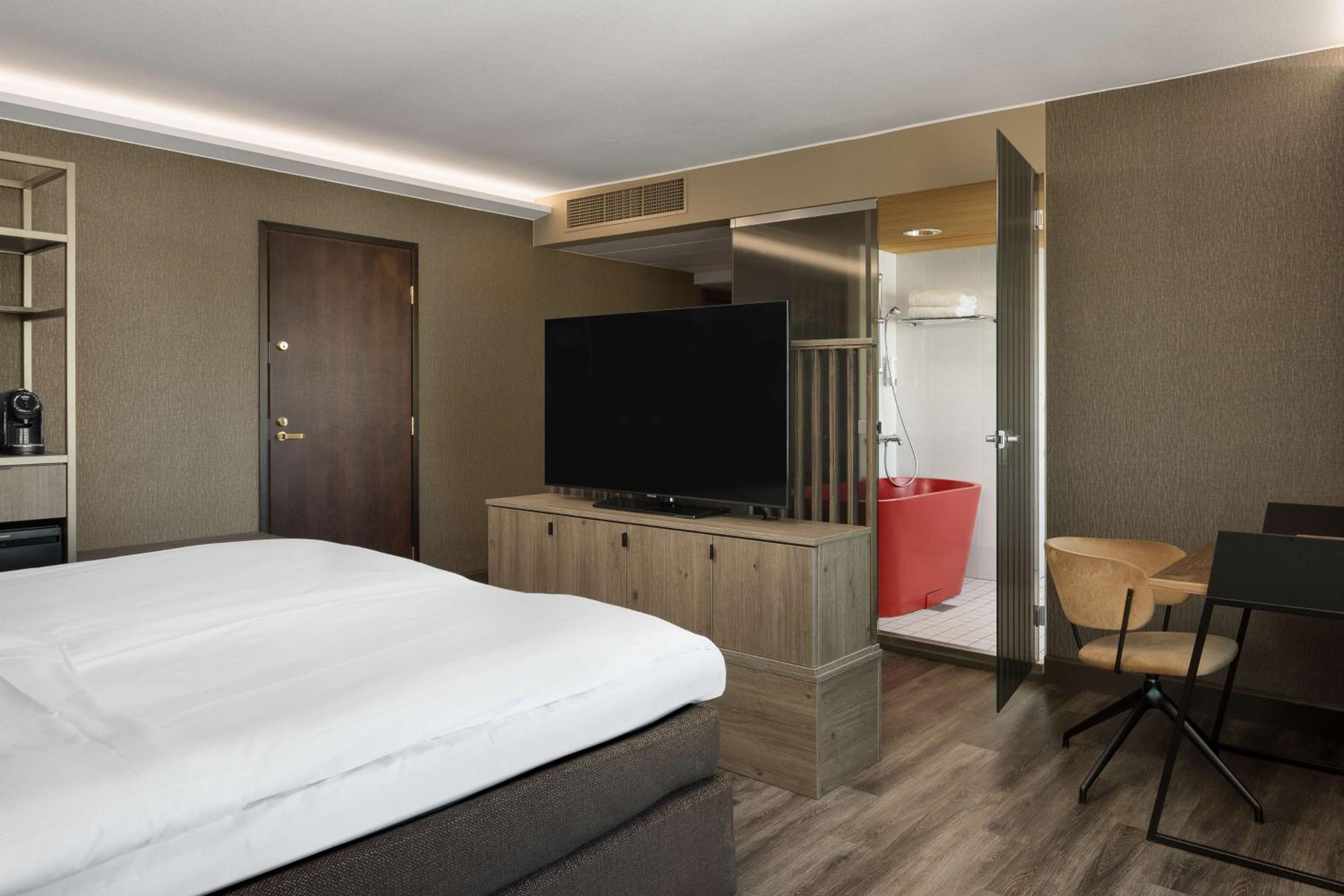 Executive Suite - Photo 2