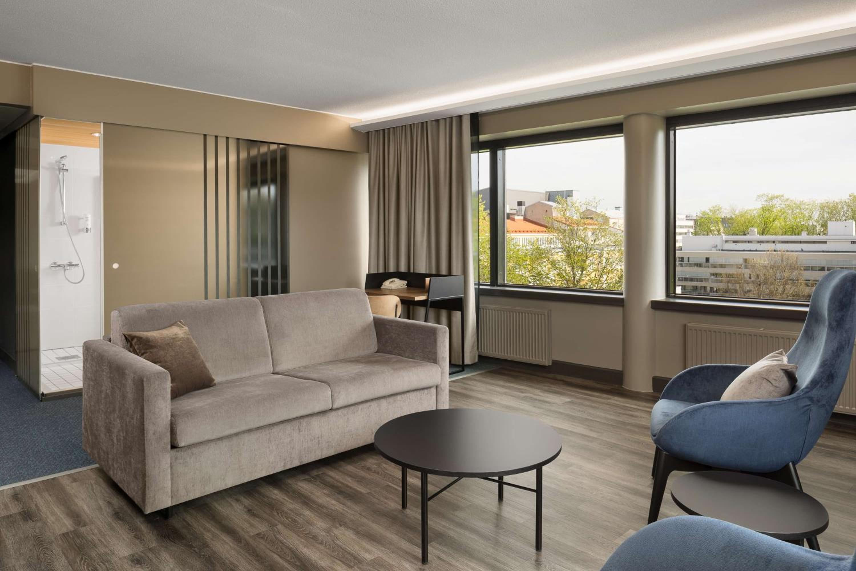 Executive Suite - Photo 4