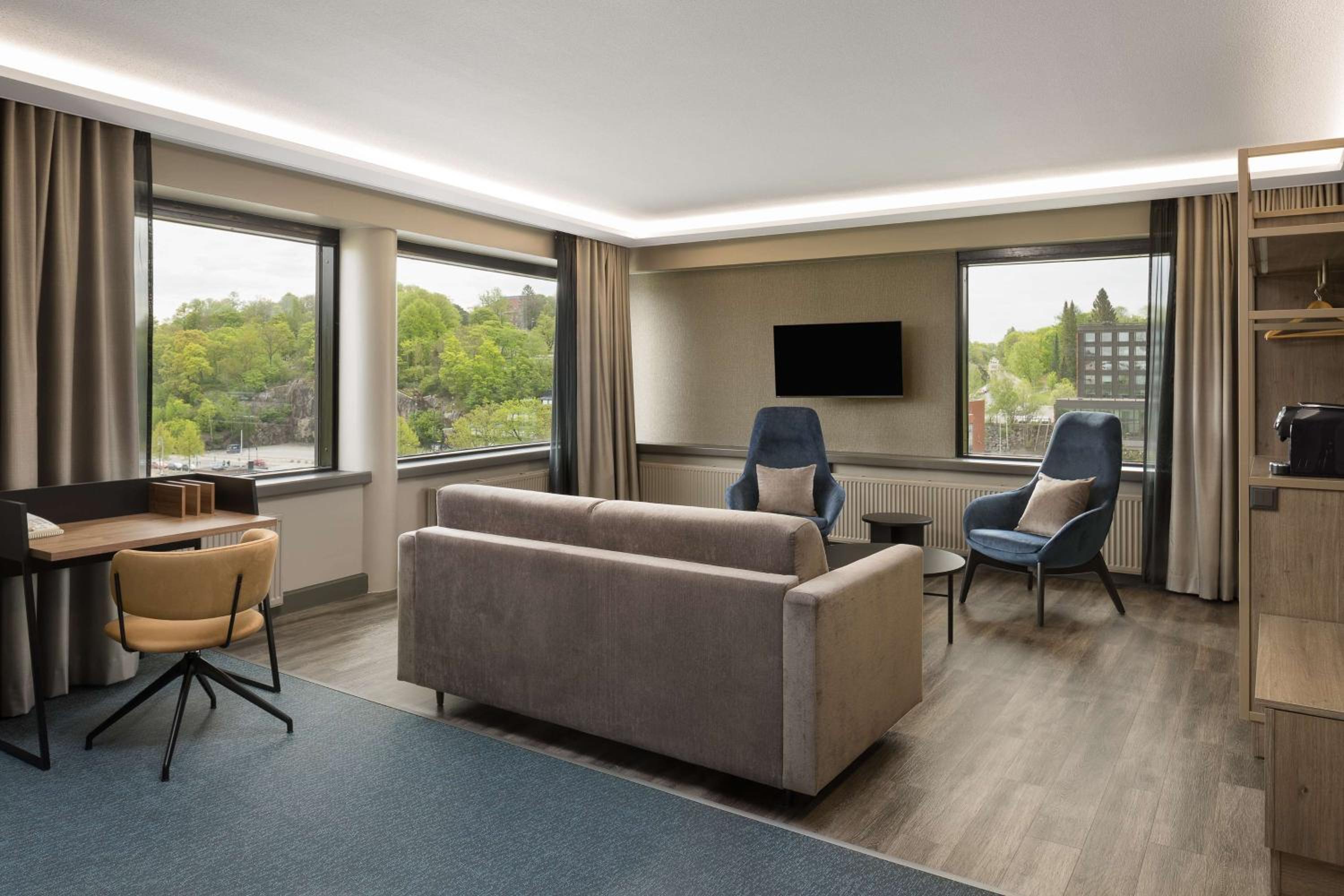 Executive Suite - Photo 6