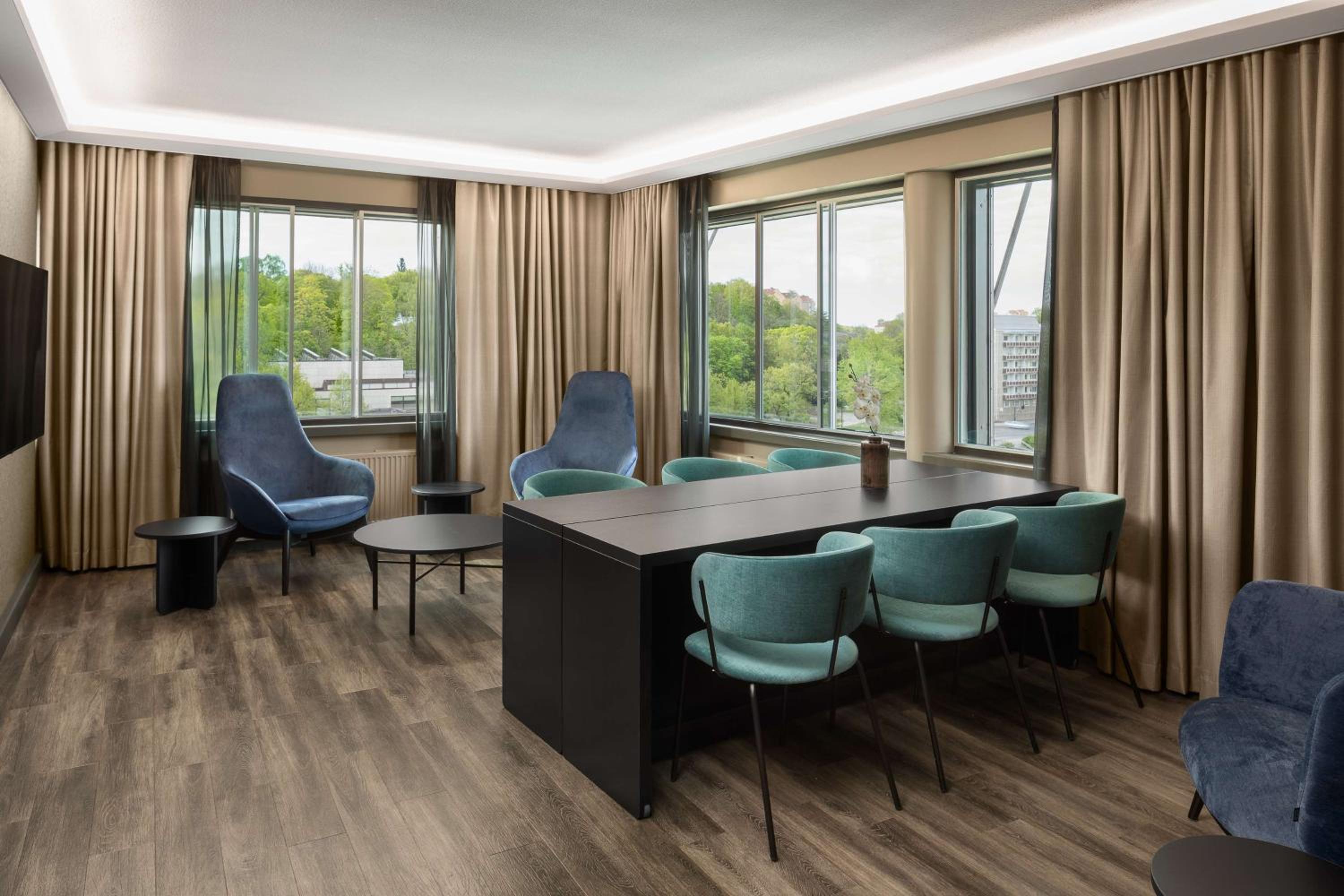 Executive Suite - Photo 5