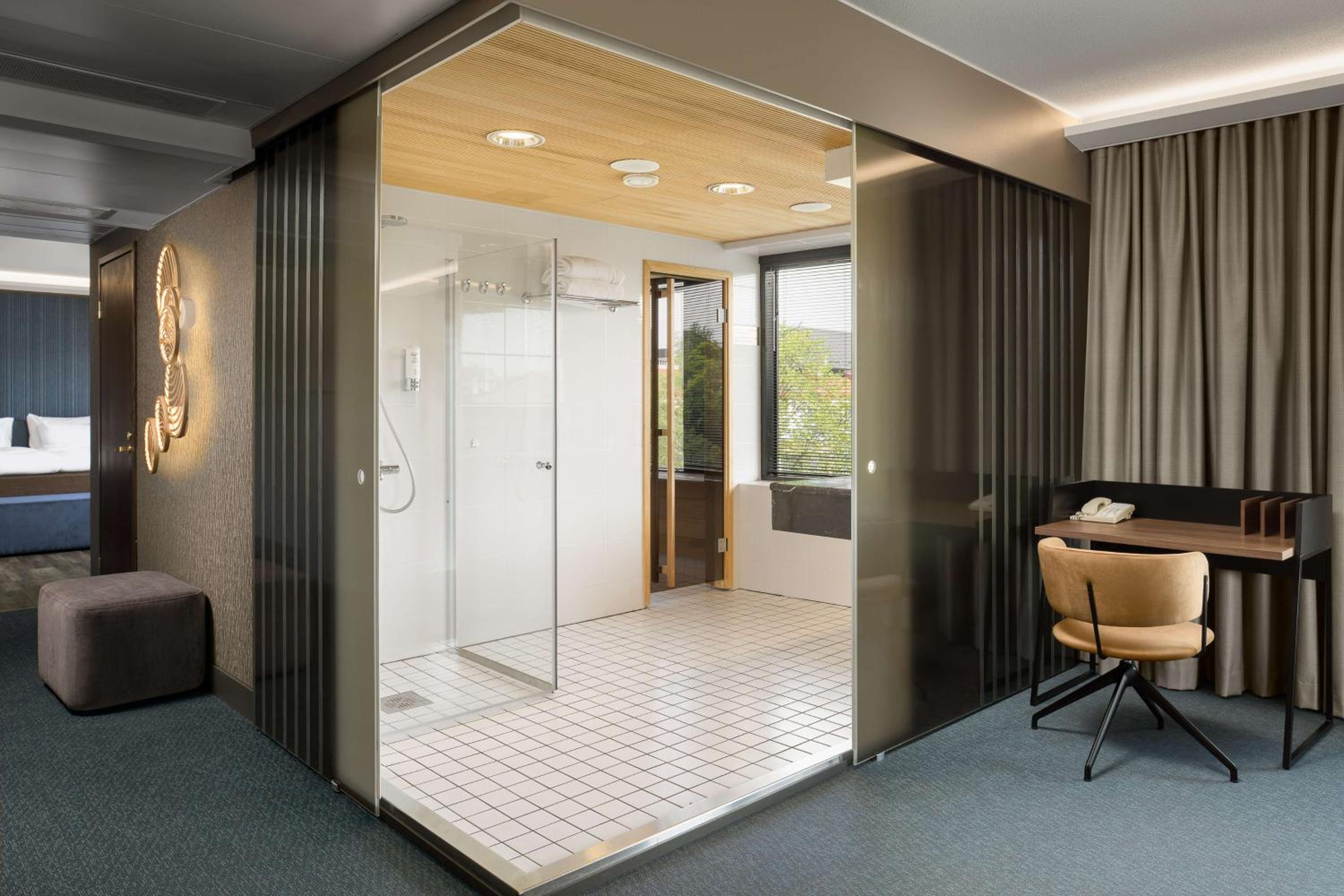Executive Suite - Photo 7