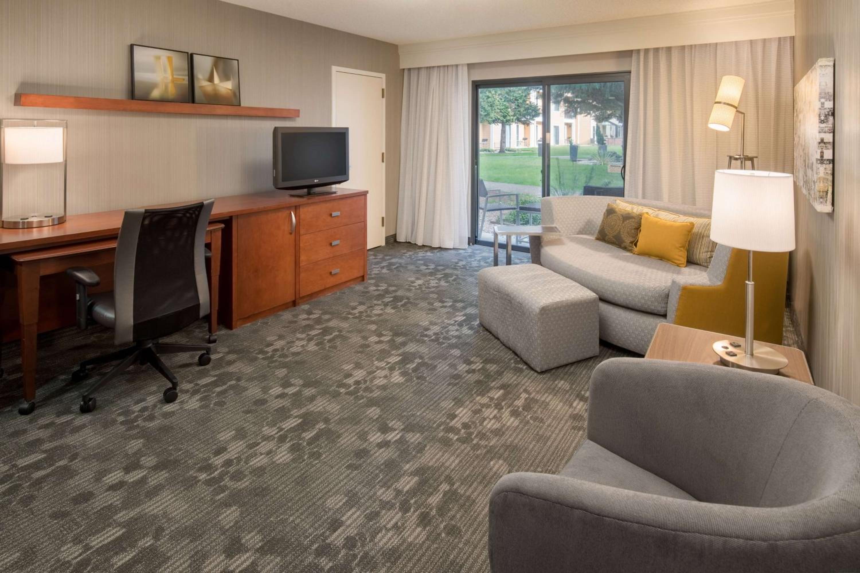 One Bedroom Suite King with Tub - Mobility Accessible