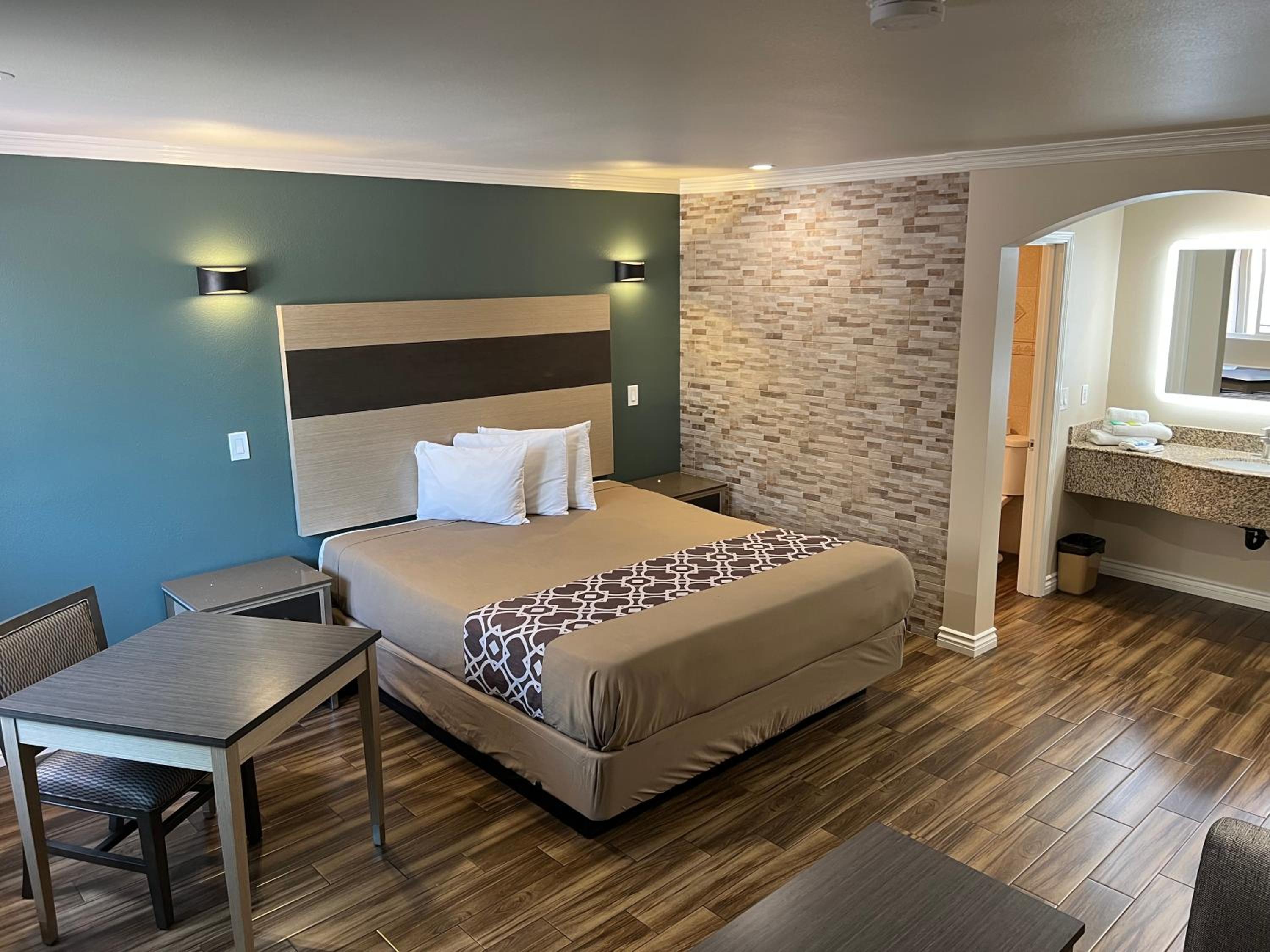 Deluxe King Room - Photo 9