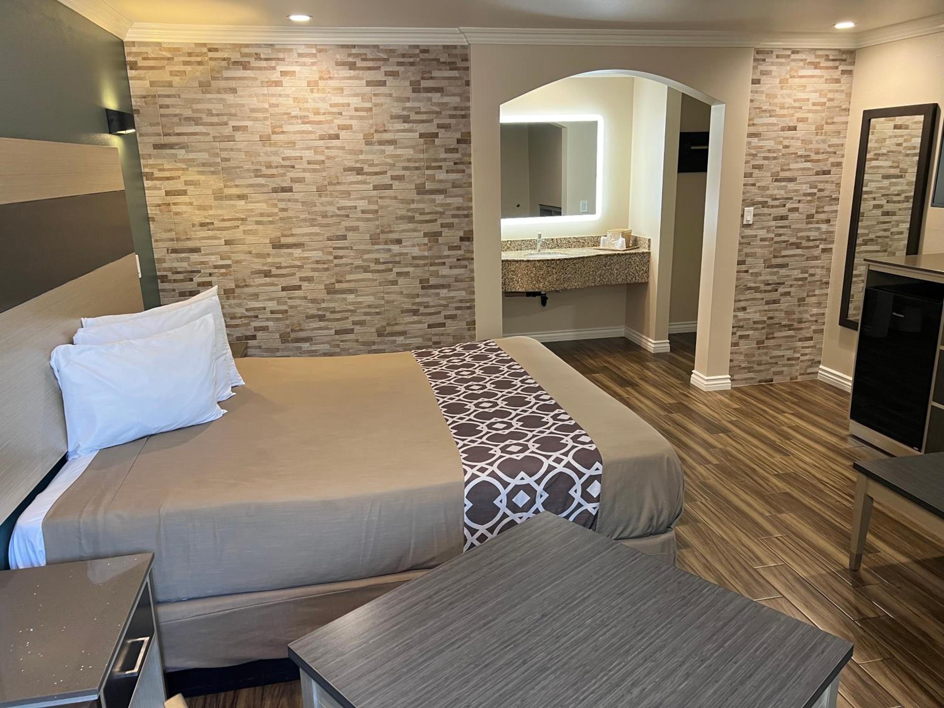 Deluxe King Room - Photo 10