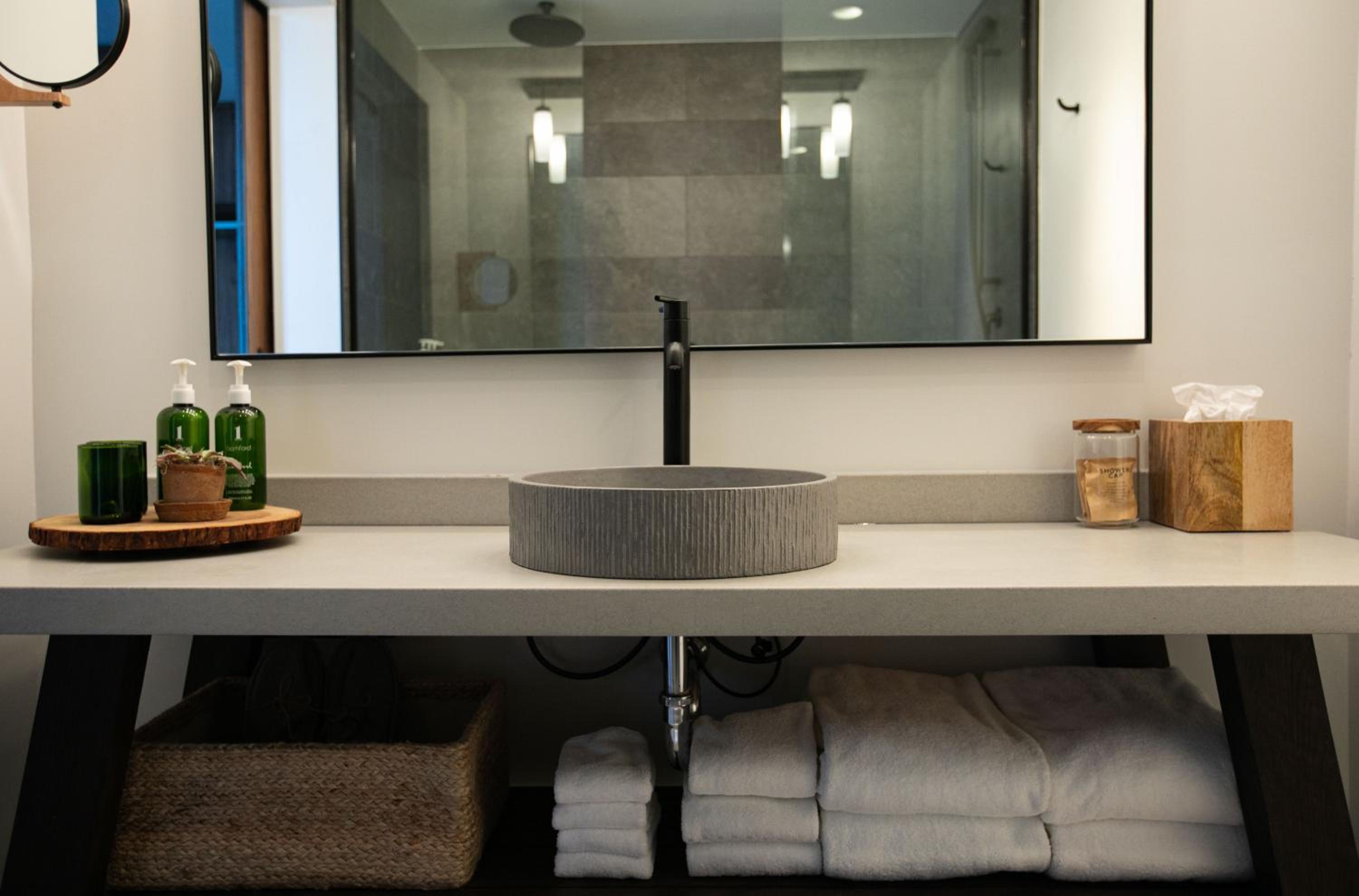 Panoramic Waterfront Suite - Photo 6