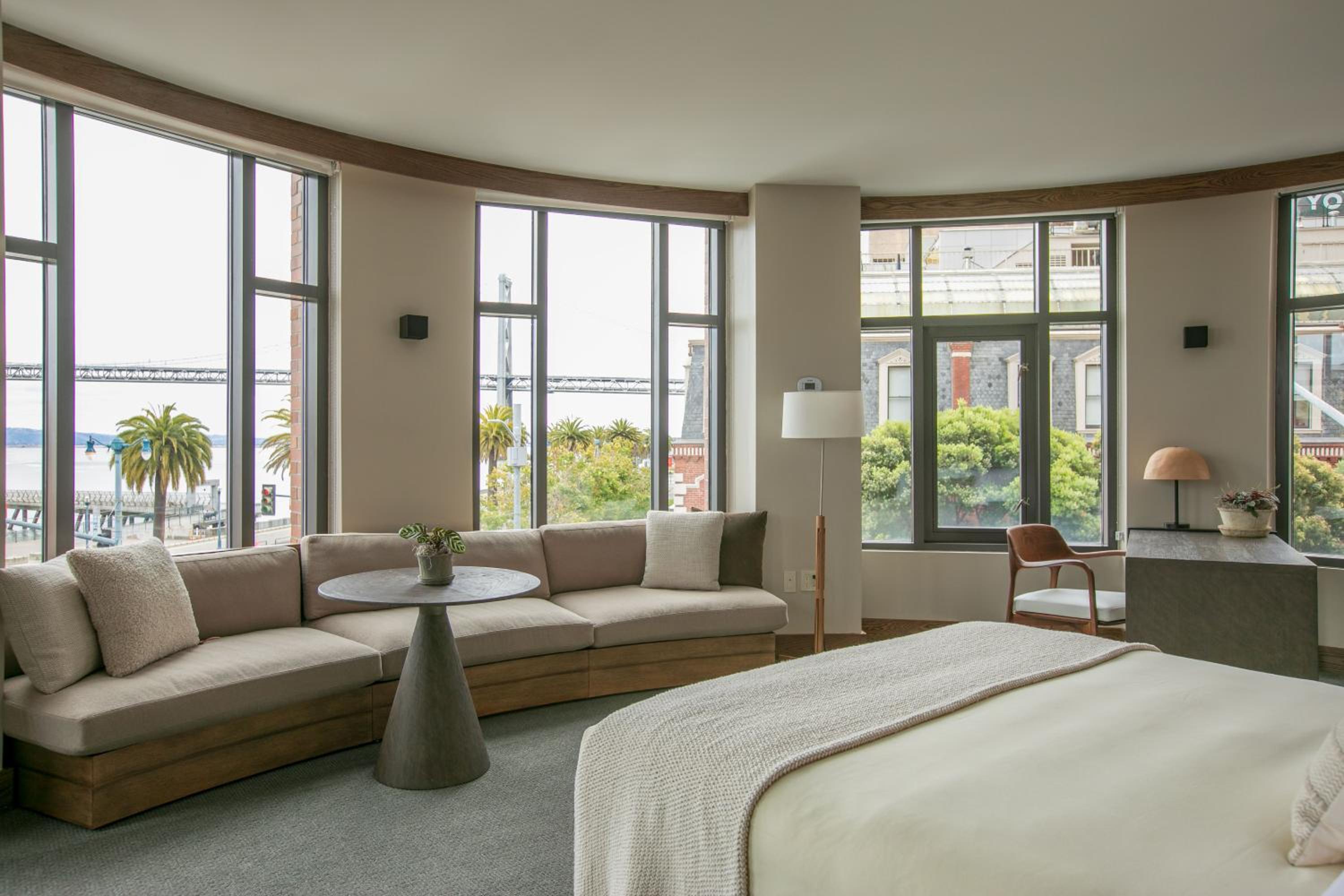 Panoramic Waterfront Suite - Photo 5