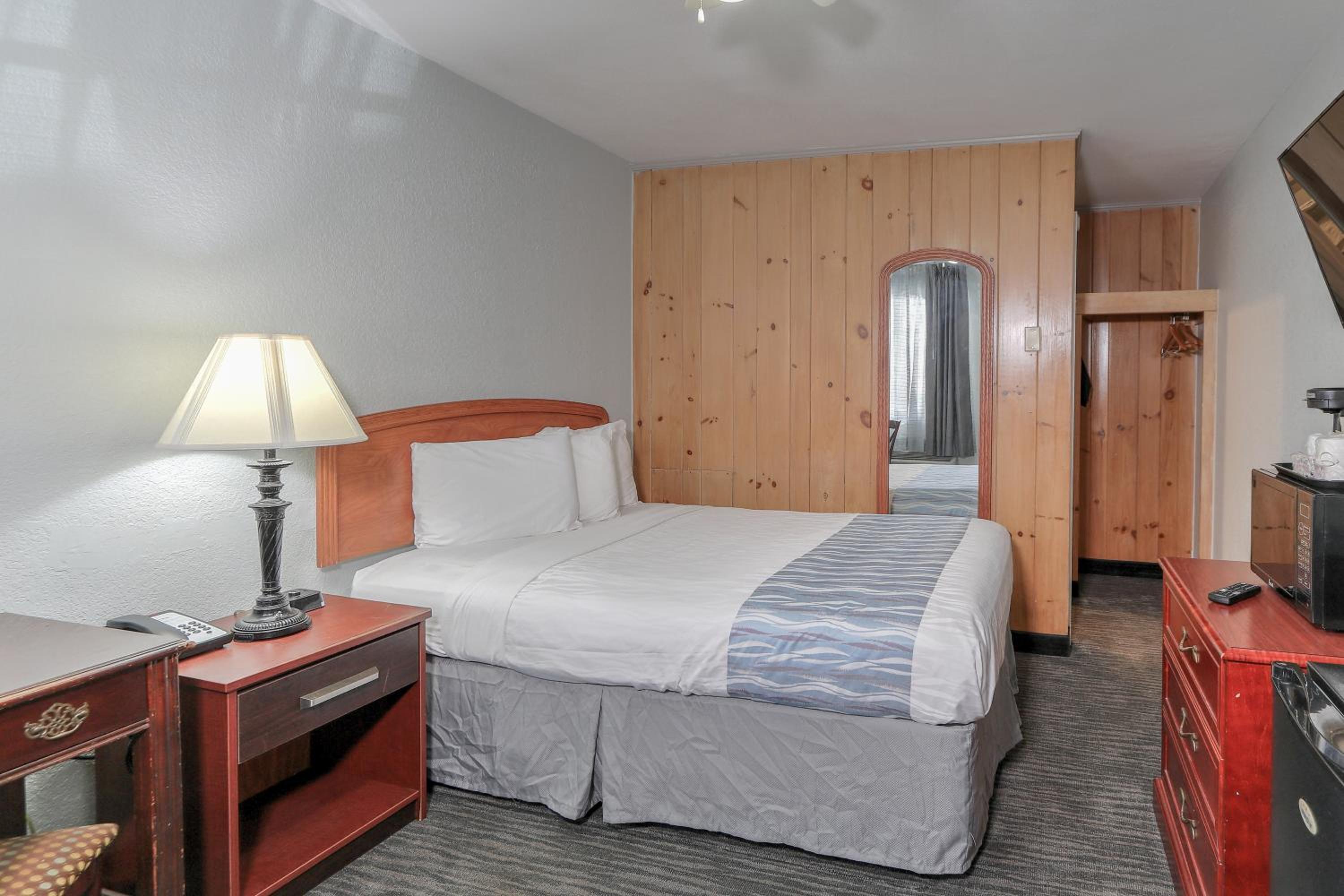 Single Queen Room - Photo 2