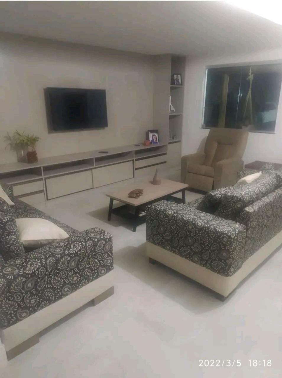 Five-Bedroom House photo 1