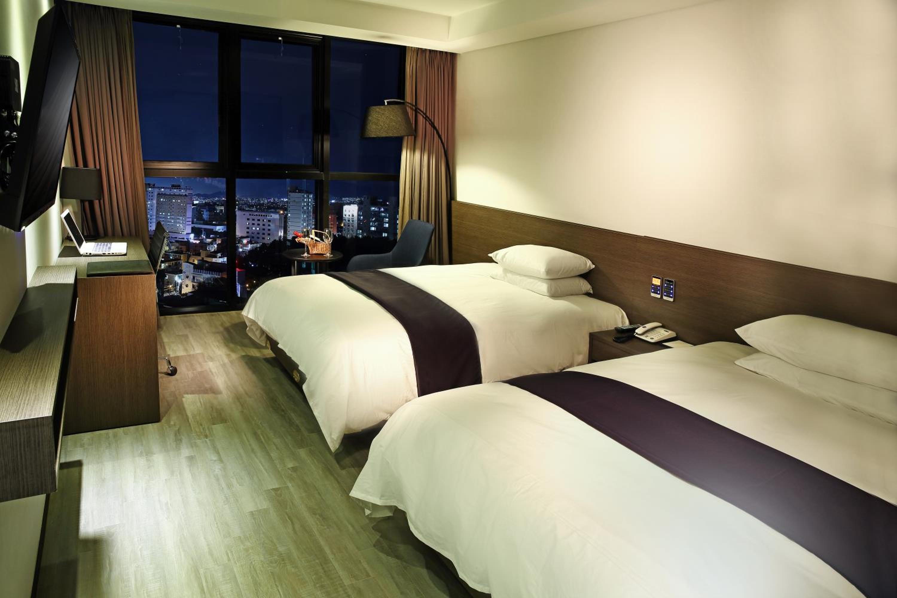 Free Upgrade To Deluxe Room photo 3