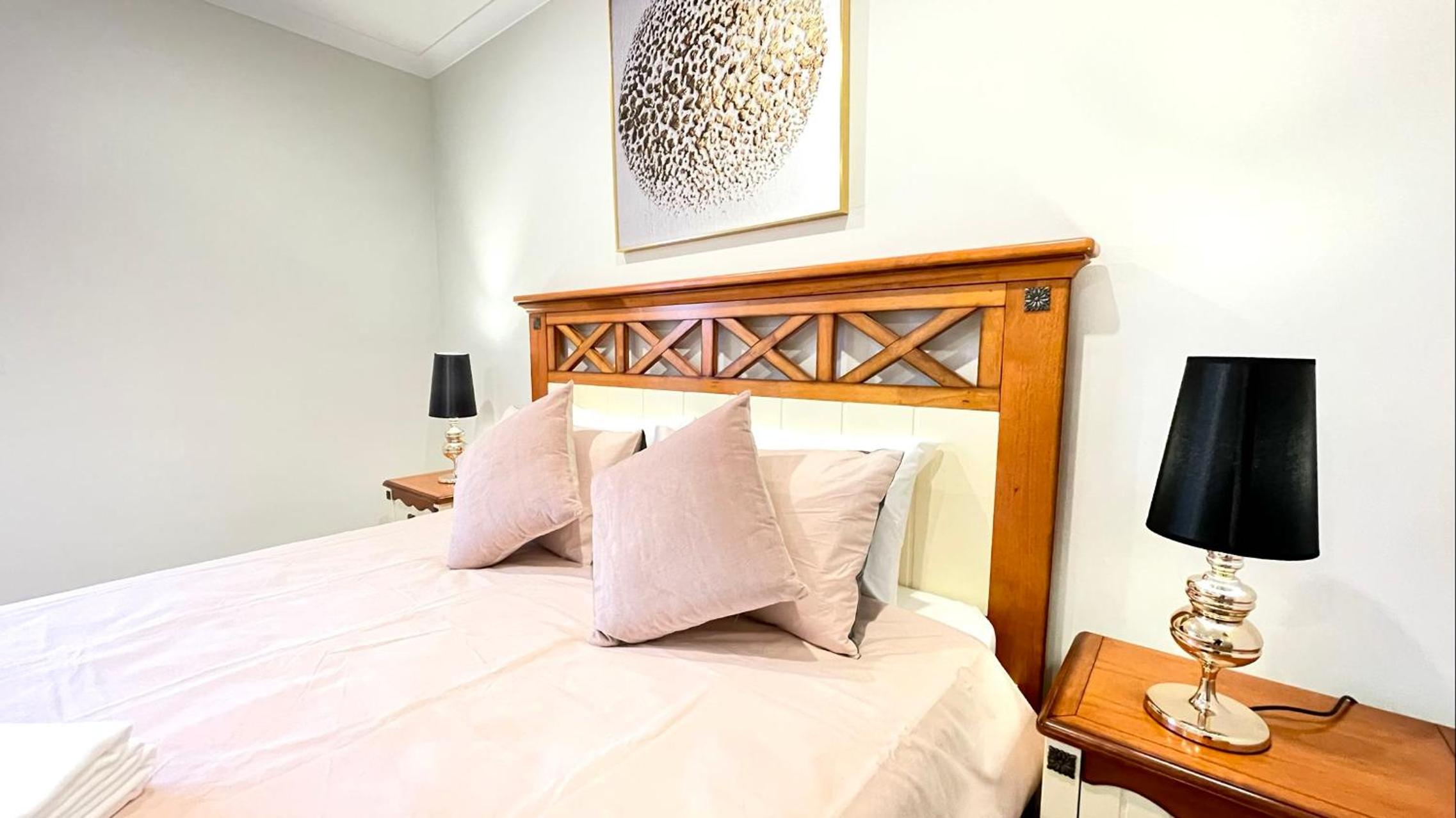 Five-Bedroom House photo 1
