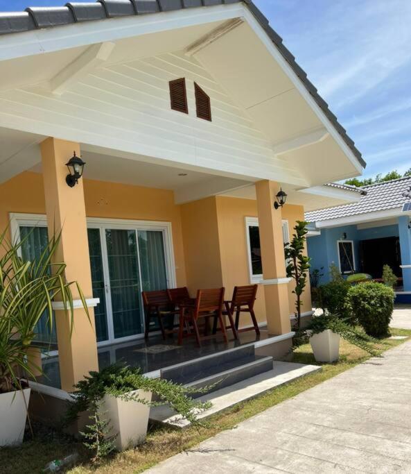 Two-Bedroom House - Photo 2