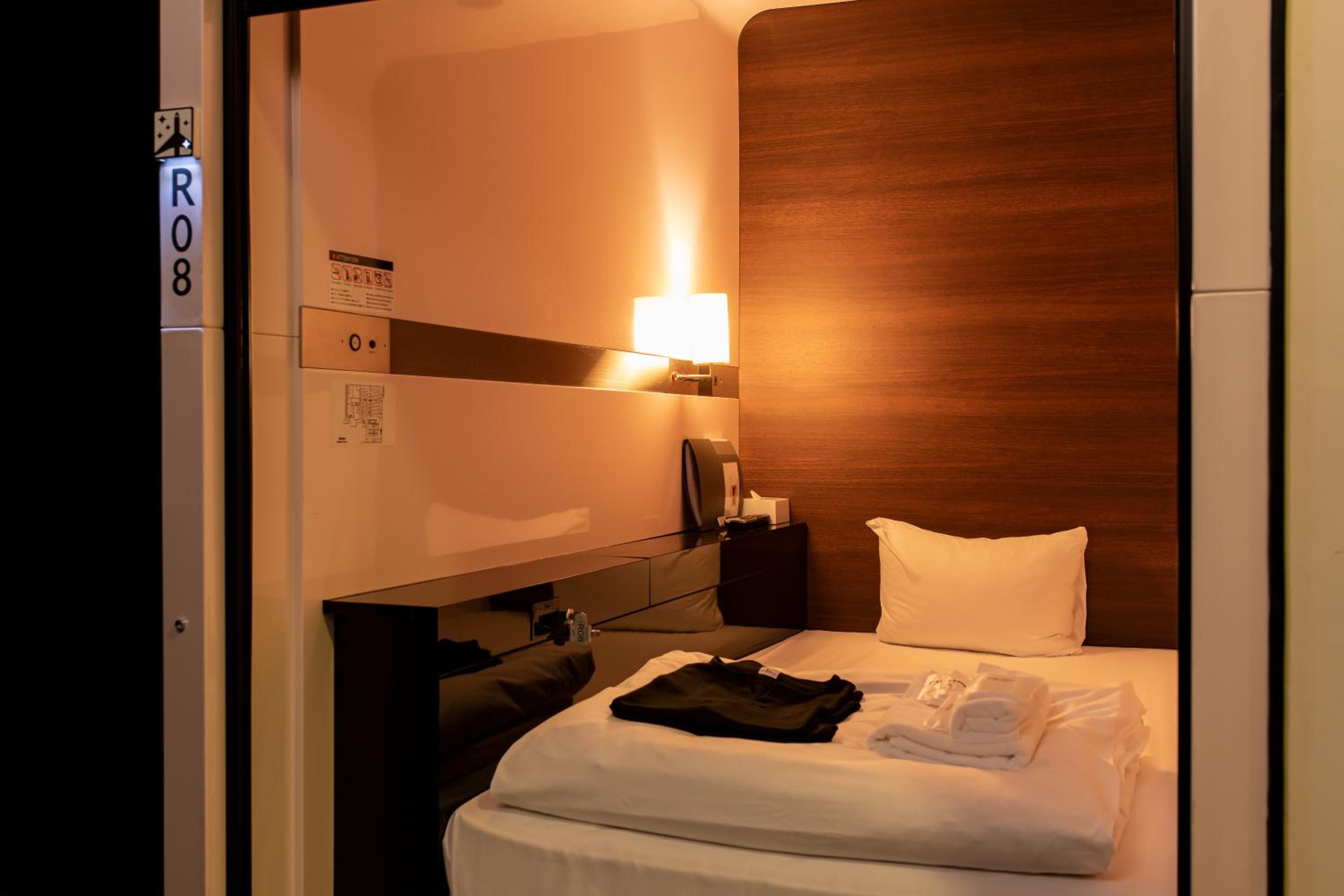 Business Class Cabin - Female Only photo 3