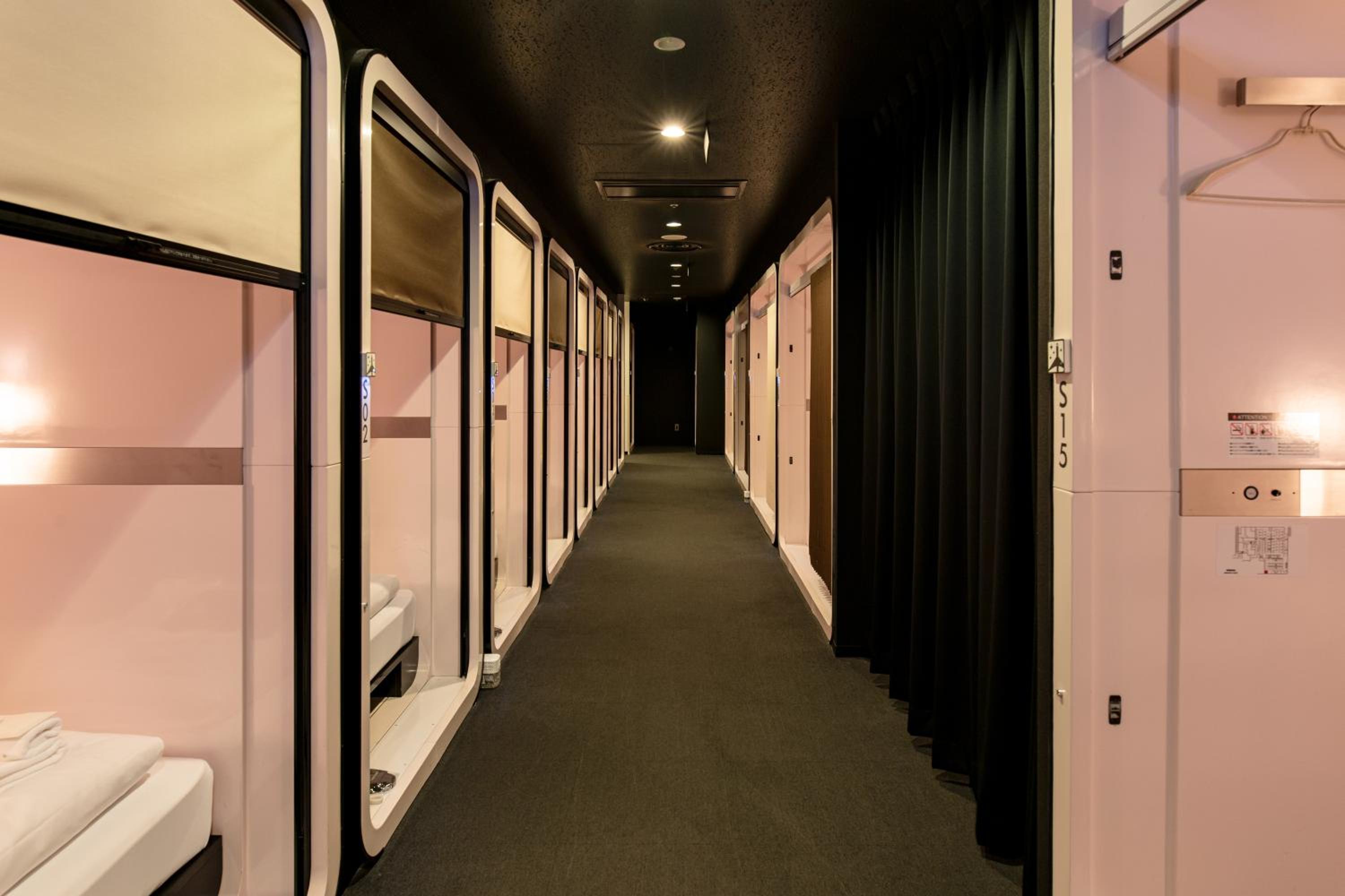 Business Class Cabin - Female Only photo 2
